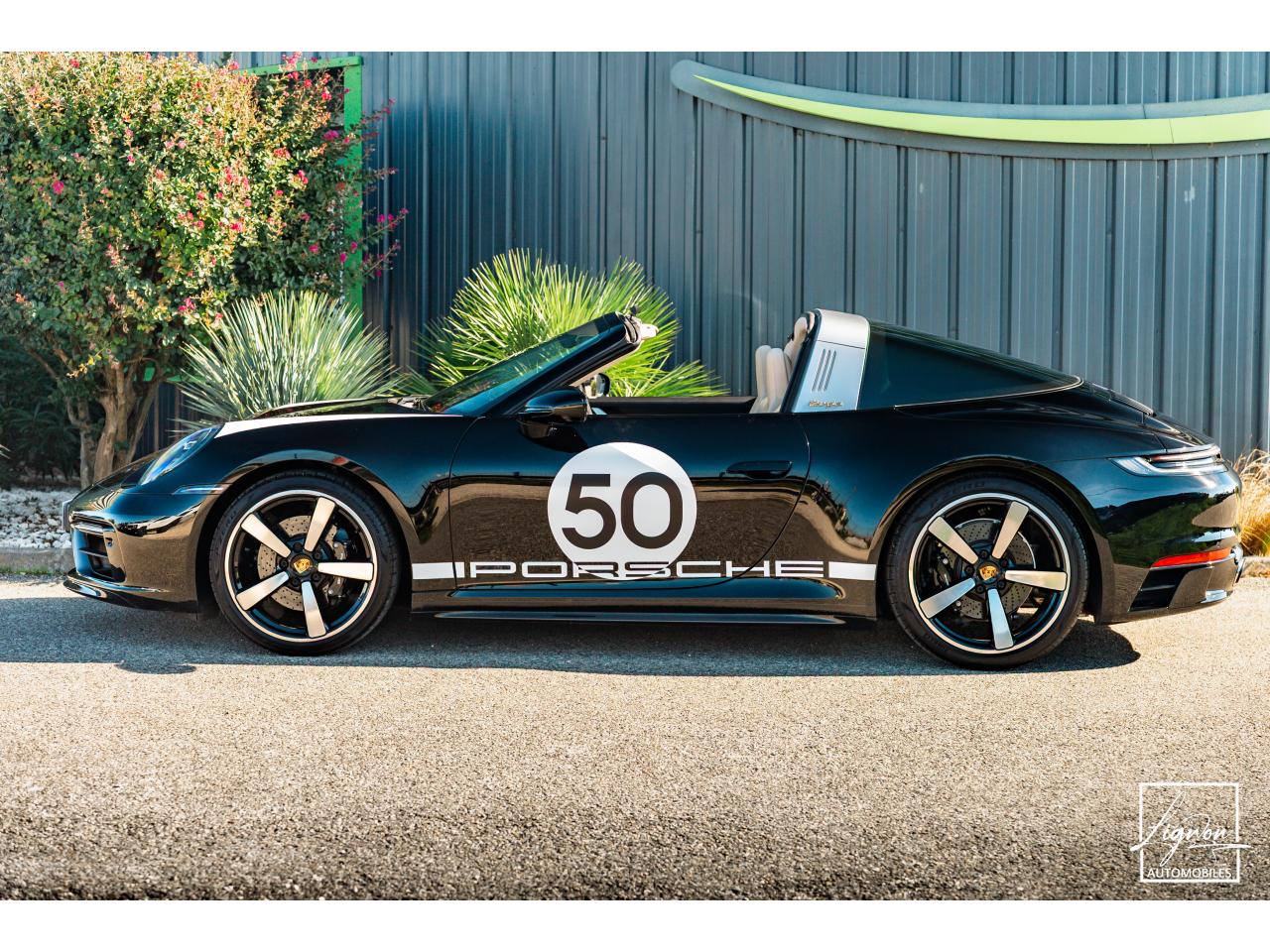 Photo PORSCHE 911 Targa 4S Limited Edition Heritage Design Edition N° 858/992 - à partir de 3000 euros