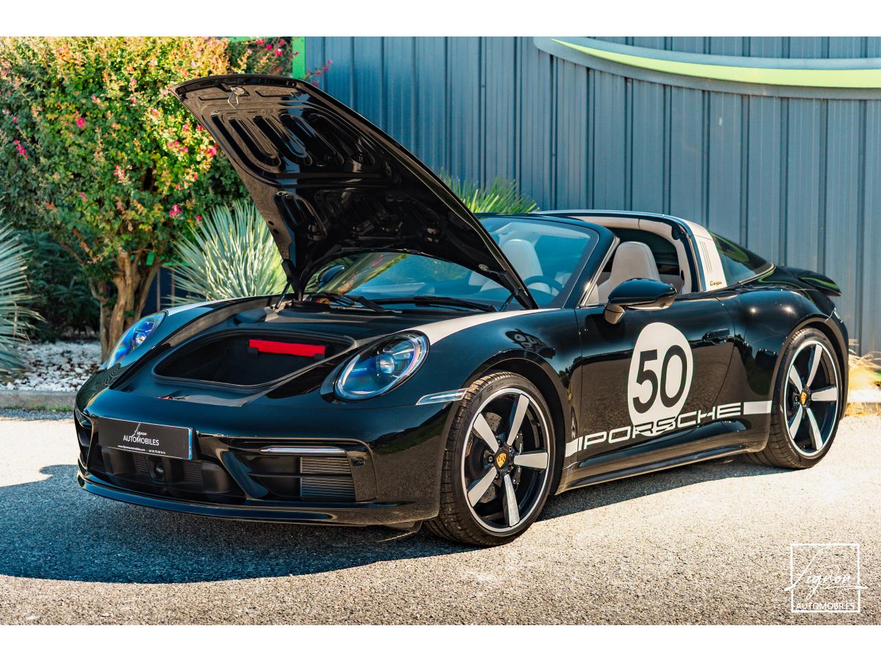 Photo PORSCHE 911 Targa 4S Limited Edition Heritage Design Edition N° 858/992 - à partir de 3000 euros