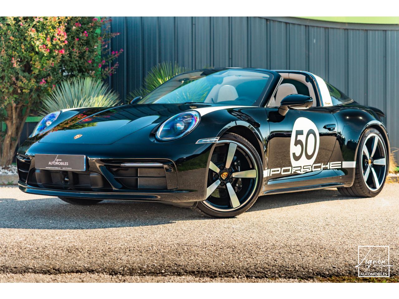Photo PORSCHE 911 Targa 4S Limited Edition Heritage Design Edition N° 858/992 - à partir de 3000 euros