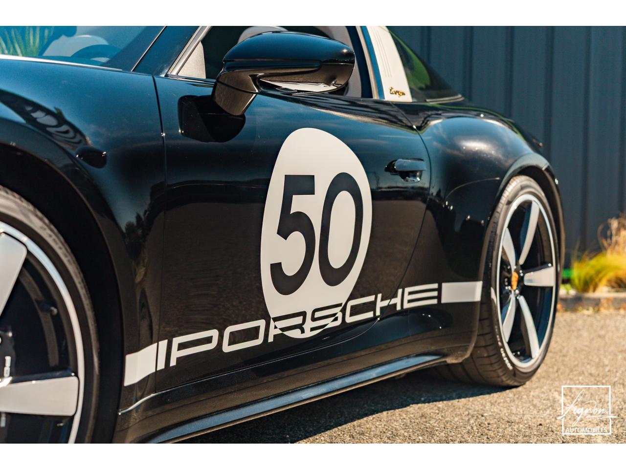 Photo PORSCHE 911 Targa 4S Limited Edition Heritage Design Edition N° 858/992 - à partir de 3000 euros