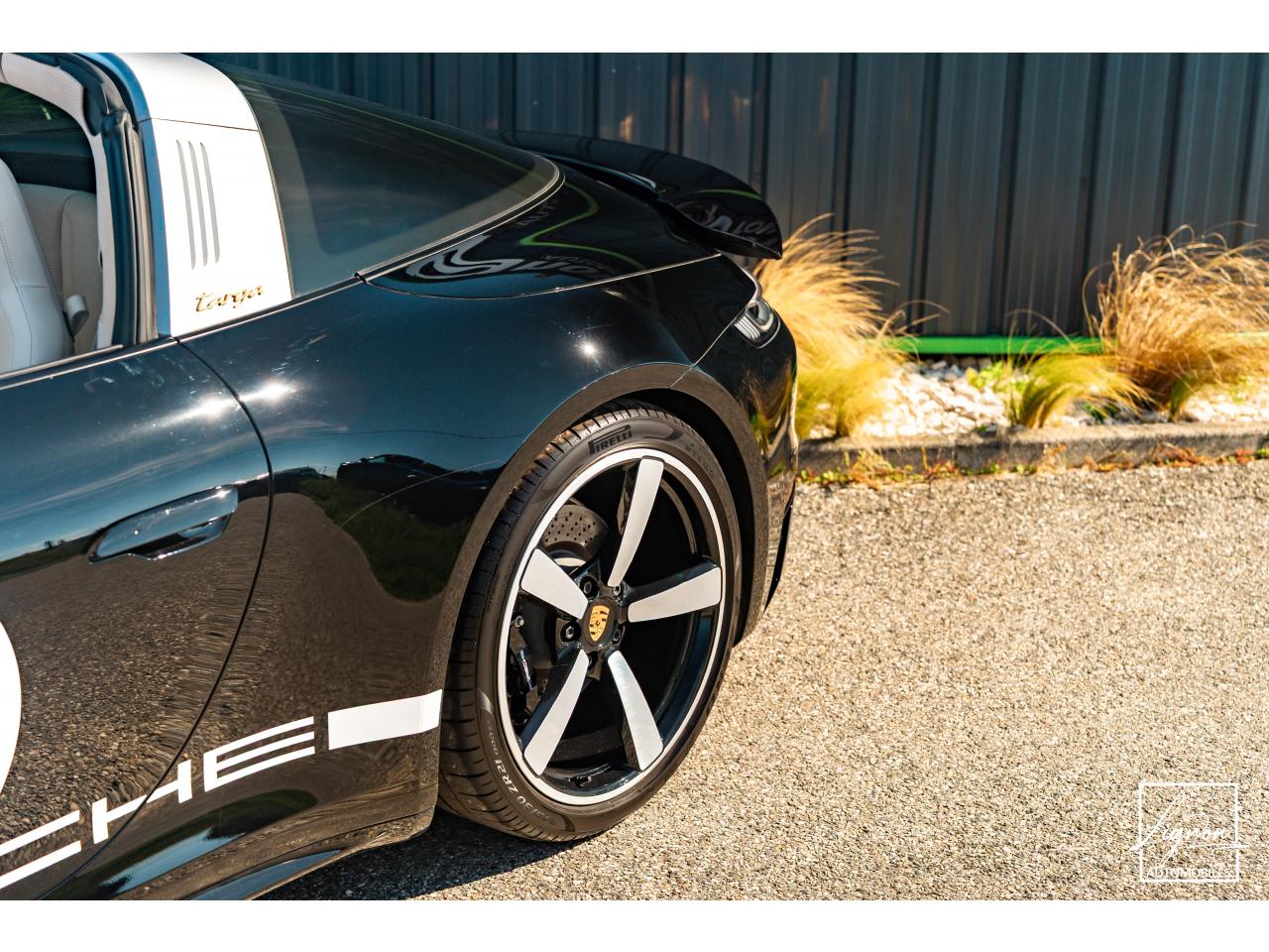 Photo PORSCHE 911 Targa 4S Limited Edition Heritage Design Edition N° 858/992 - à partir de 3000 euros