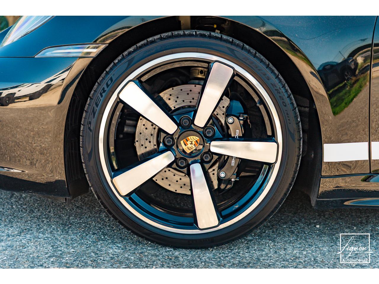 Photo PORSCHE 911 Targa 4S Limited Edition Heritage Design Edition N° 858/992 - à partir de 3000 euros