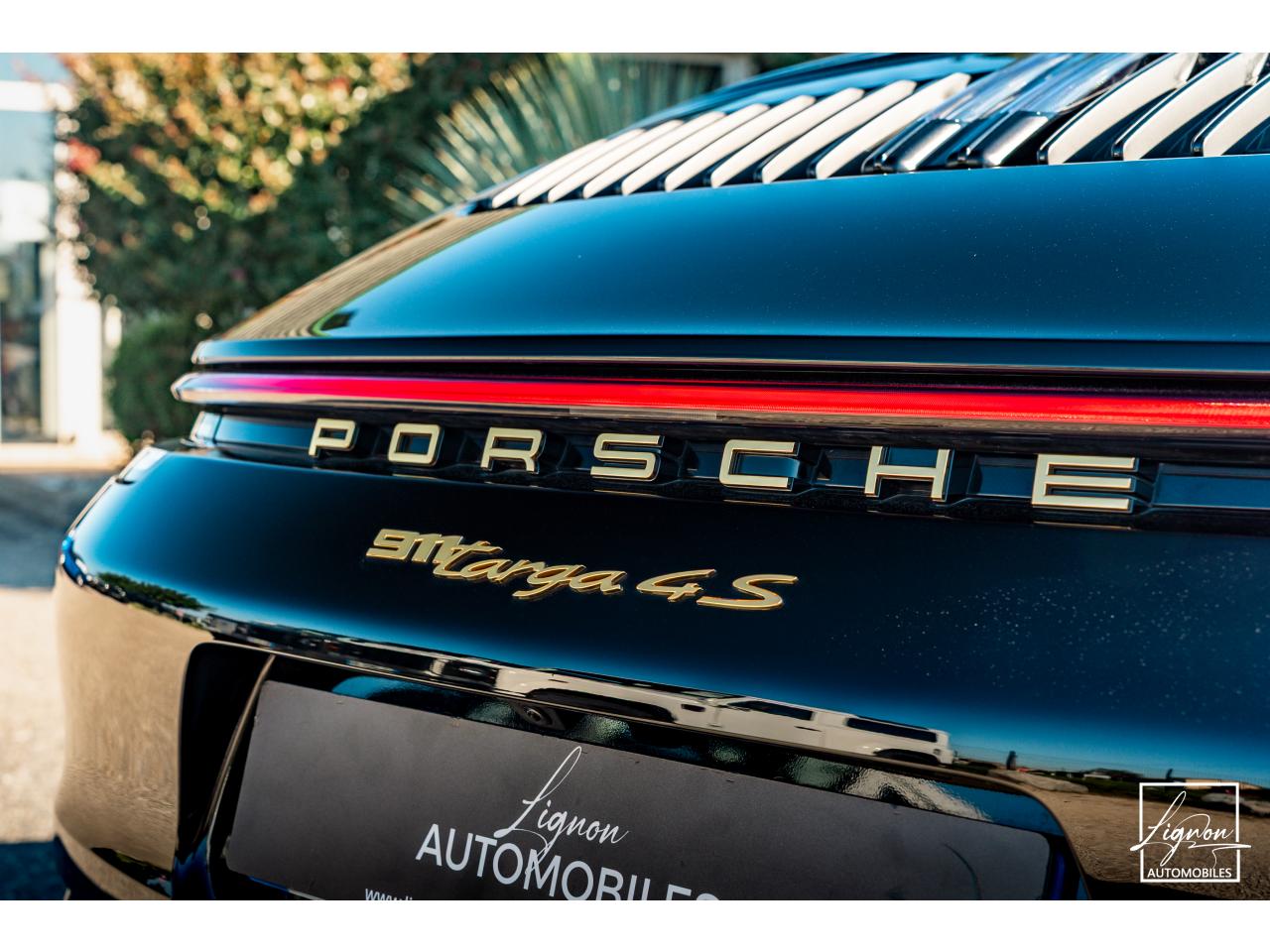 Photo PORSCHE 911 Targa 4S Limited Edition Heritage Design Edition N° 858/992 - à partir de 3000 euros