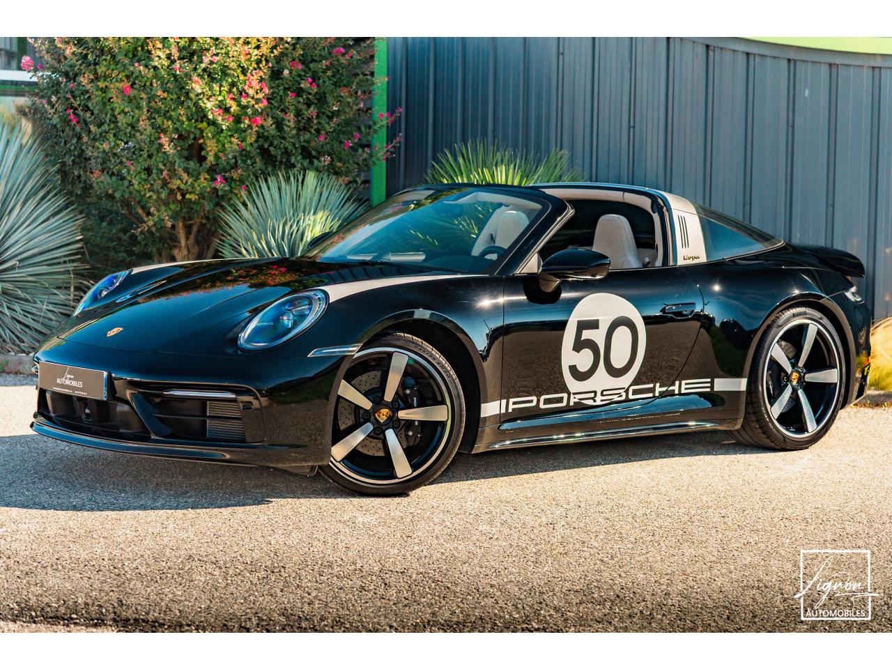 Photo PORSCHE 911 Targa 4S Limited Edition Heritage Design Edition N° 858/992 - à partir de 3000 euros