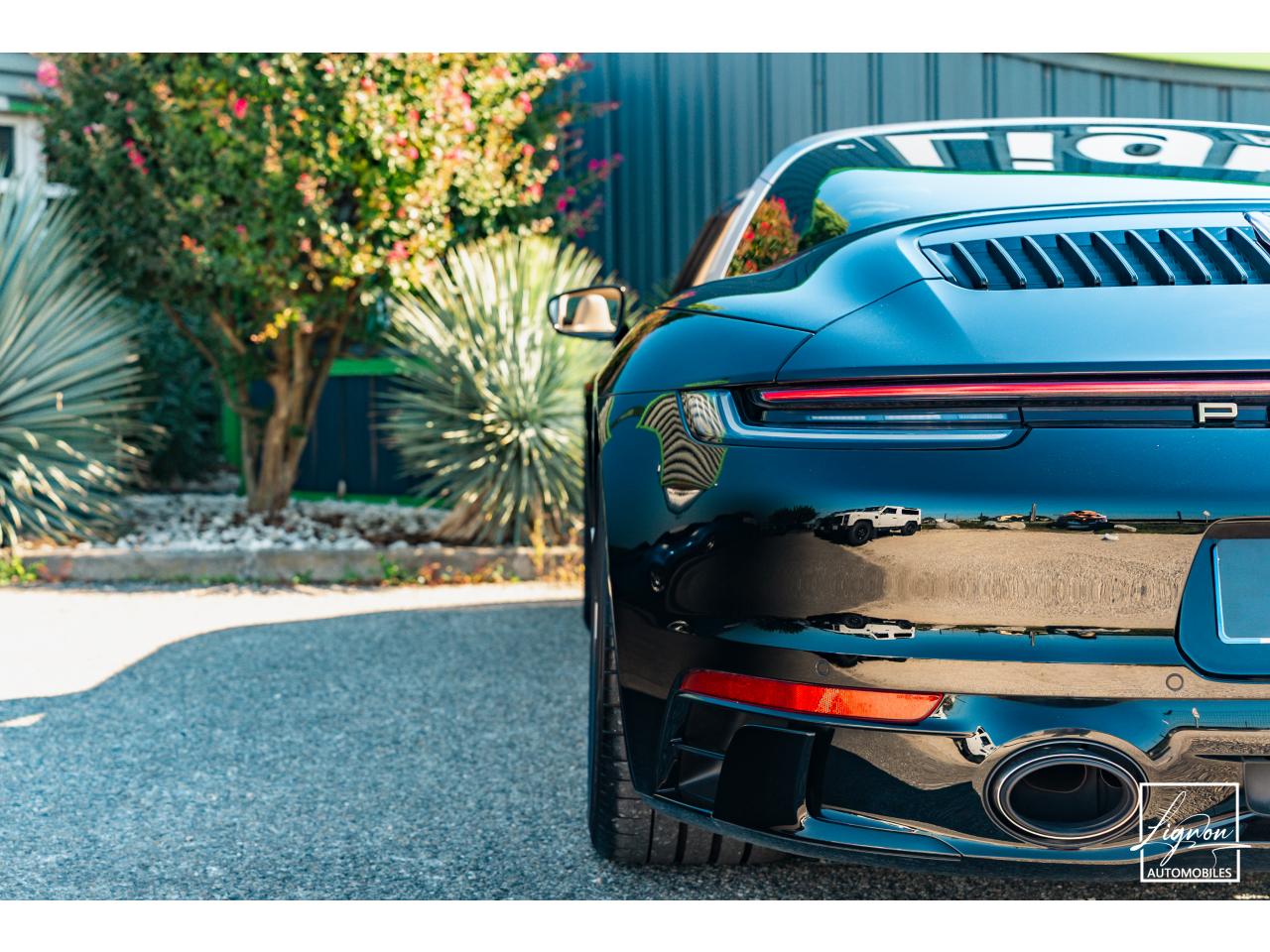 Photo PORSCHE 911 Targa 4S Limited Edition Heritage Design Edition N° 858/992 - à partir de 3000 euros