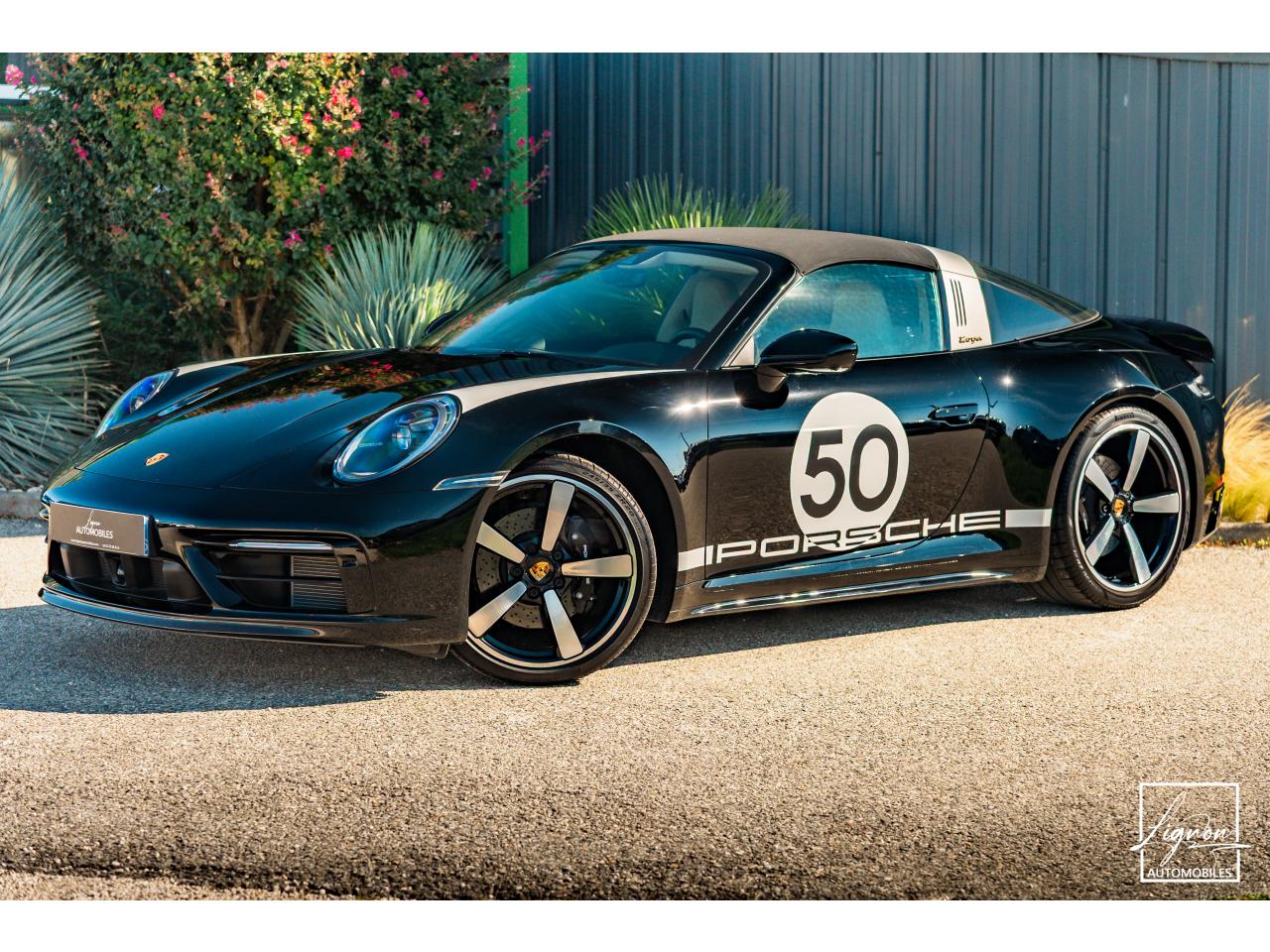 Photo PORSCHE 911 Targa 4S Limited Edition Heritage Design Edition N° 858/992 - à partir de 3000 euros