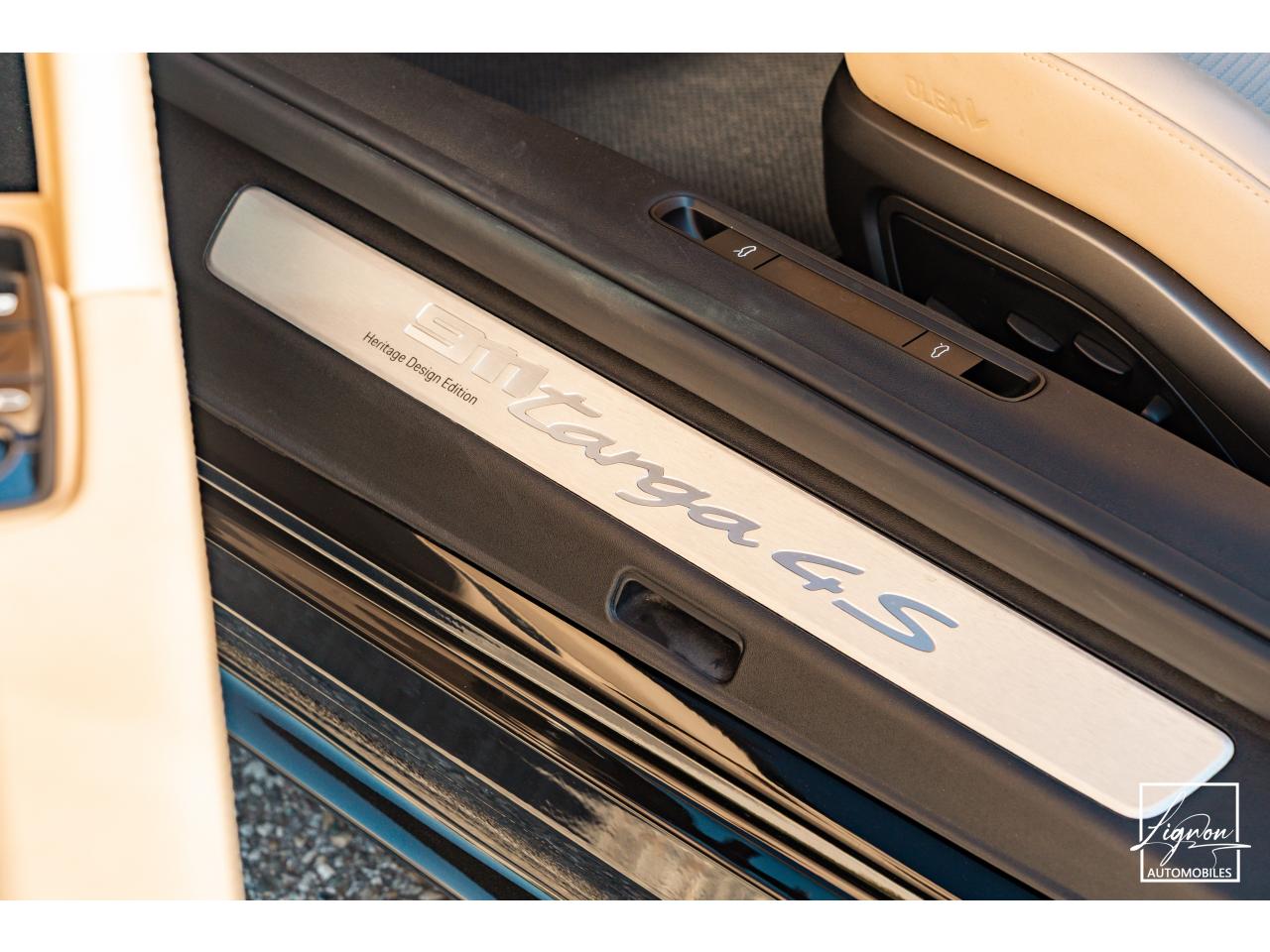 Photo PORSCHE 911 Targa 4S Limited Edition Heritage Design Edition N° 858/992 - à partir de 3000 euros