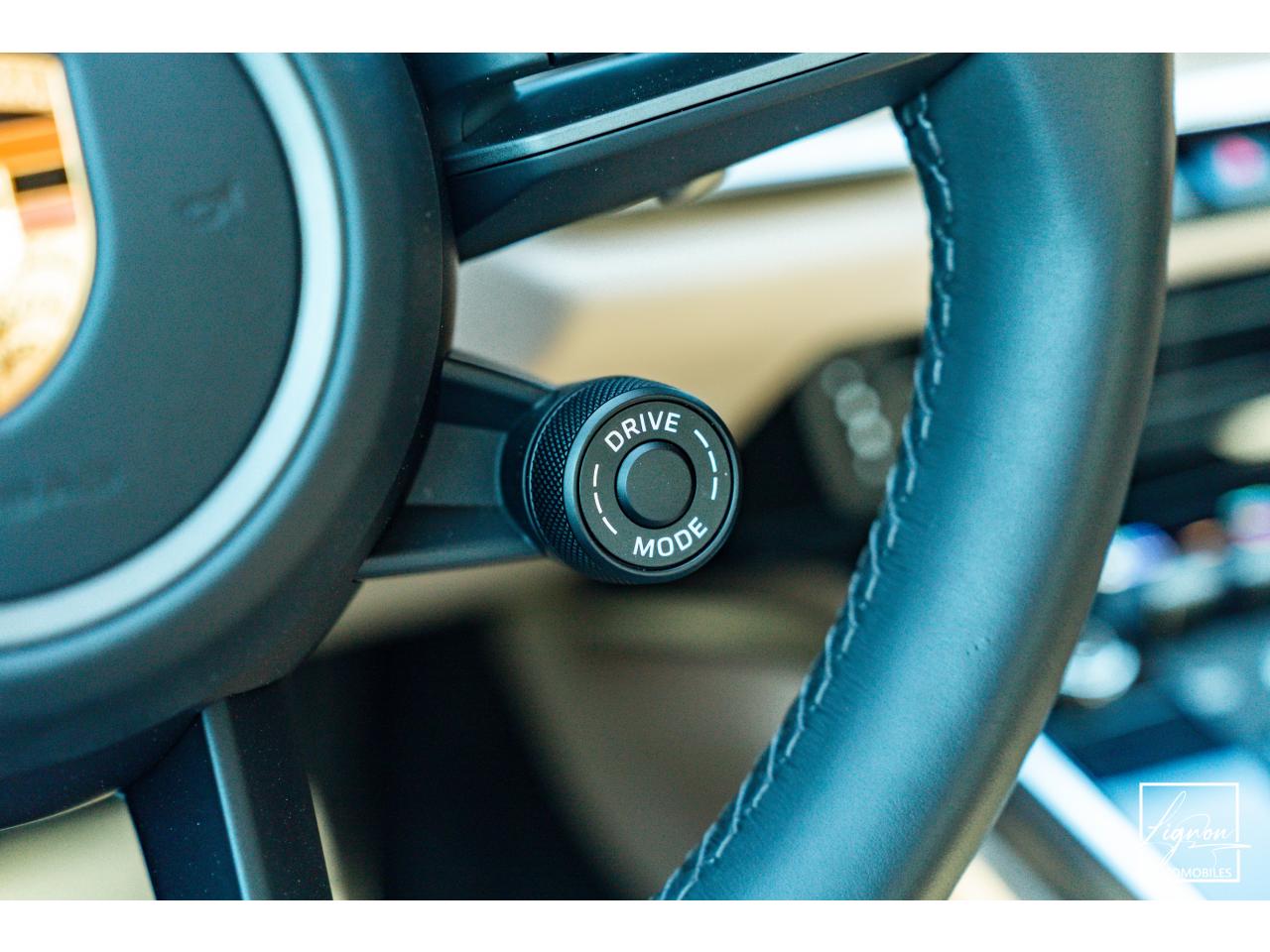 Photo PORSCHE 911 Targa 4S Limited Edition Heritage Design Edition N° 858/992 - à partir de 3000 euros