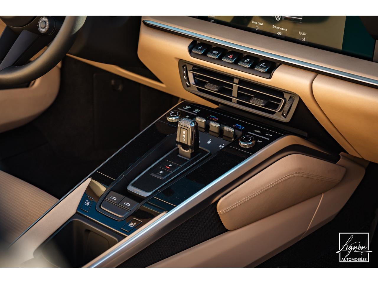 Photo PORSCHE 911 Targa 4S Limited Edition Heritage Design Edition N° 858/992 - à partir de 3000 euros