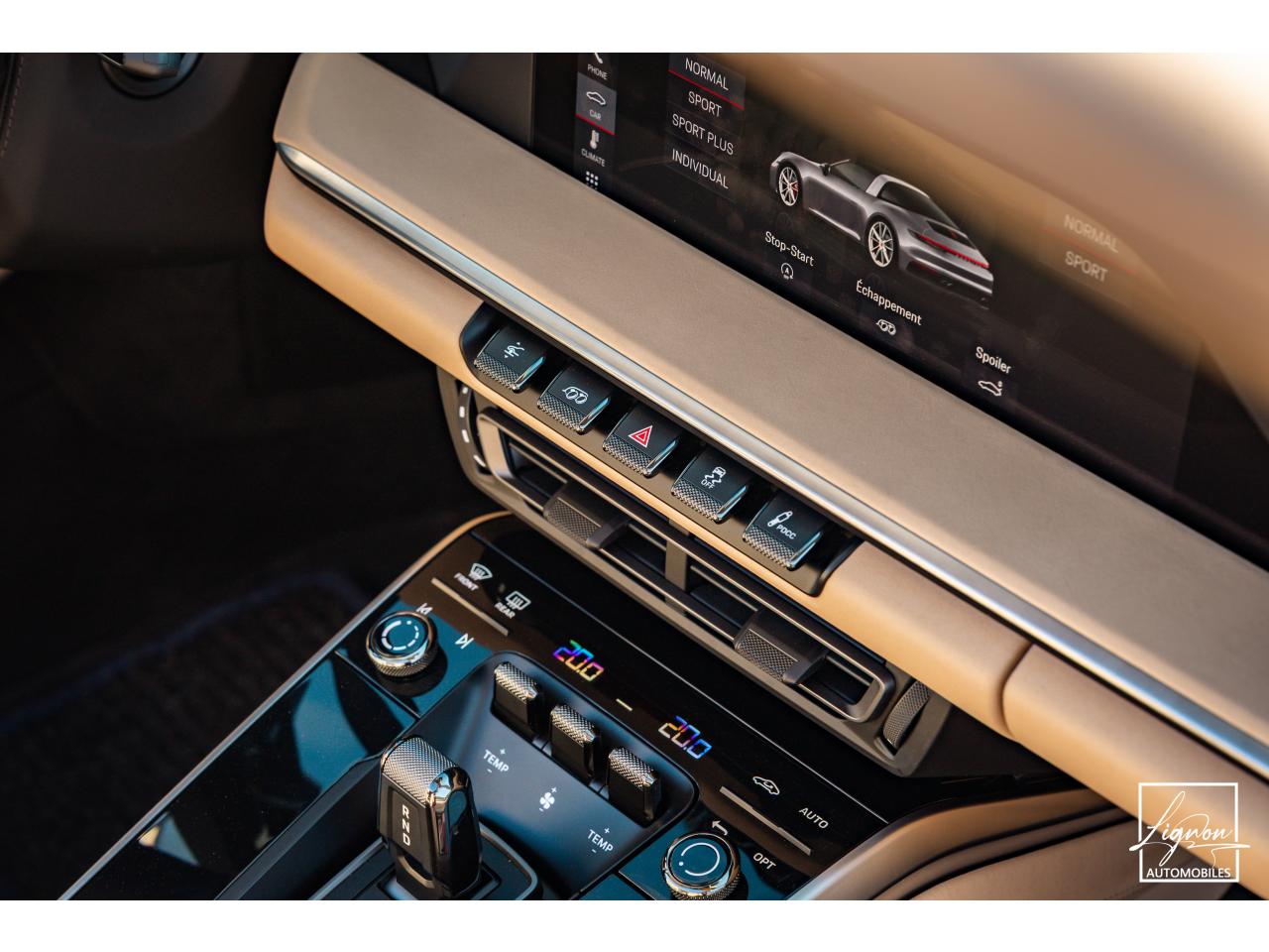 Photo PORSCHE 911 Targa 4S Limited Edition Heritage Design Edition N° 858/992 - à partir de 3000 euros