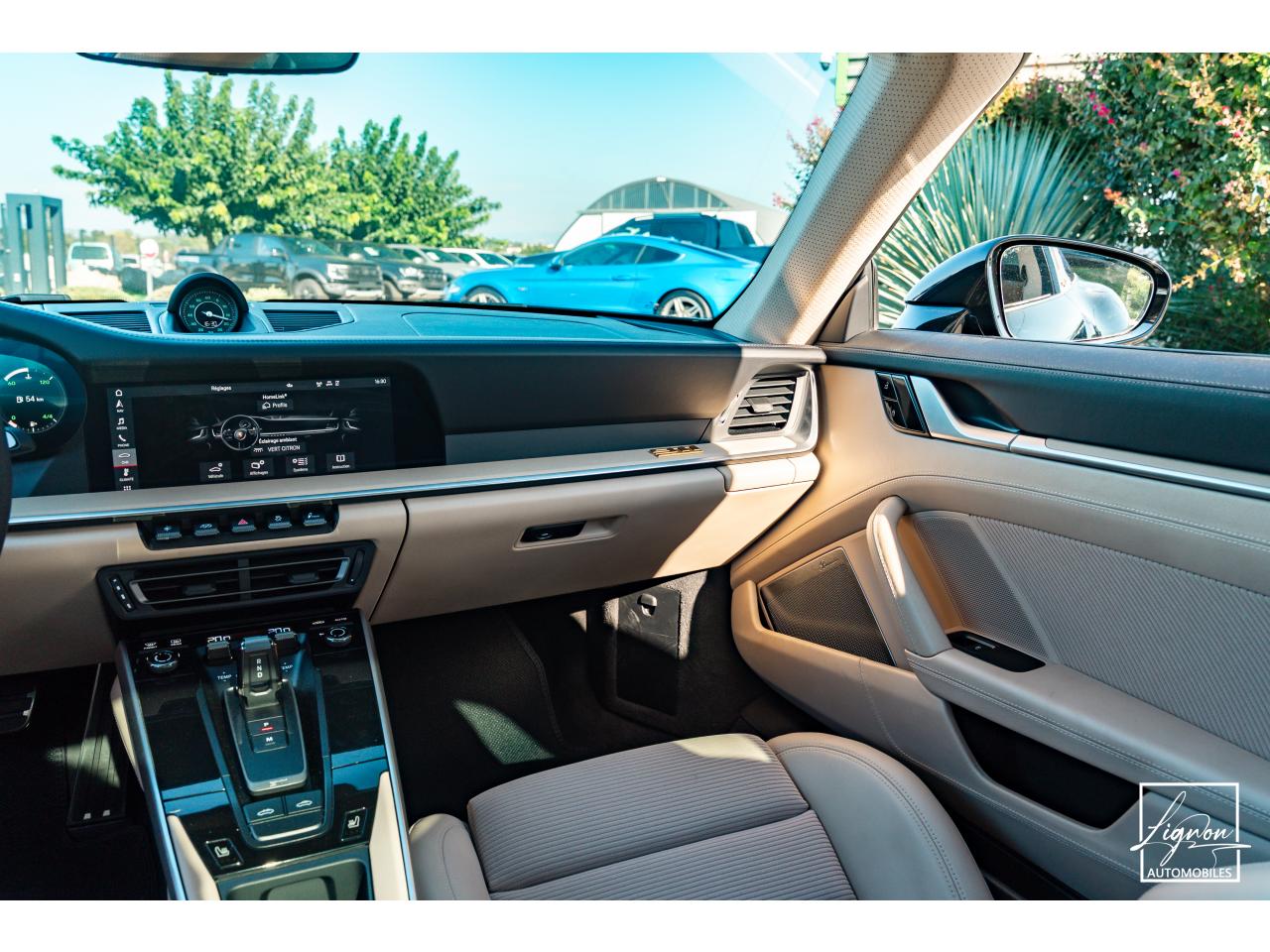 Photo PORSCHE 911 Targa 4S Limited Edition Heritage Design Edition N° 858/992 - à partir de 3000 euros