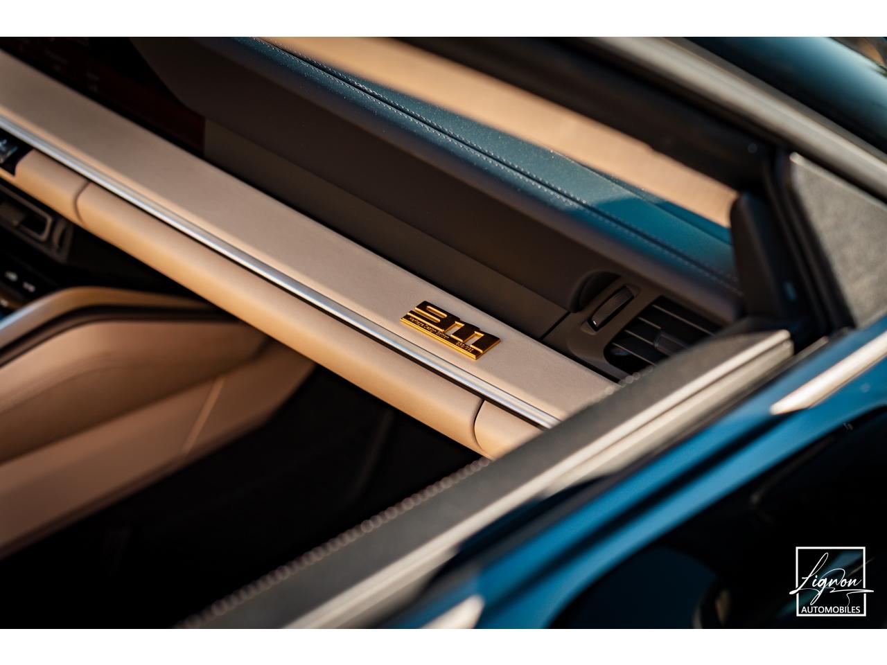 Photo PORSCHE 911 Targa 4S Limited Edition Heritage Design Edition N° 858/992 - à partir de 3000 euros