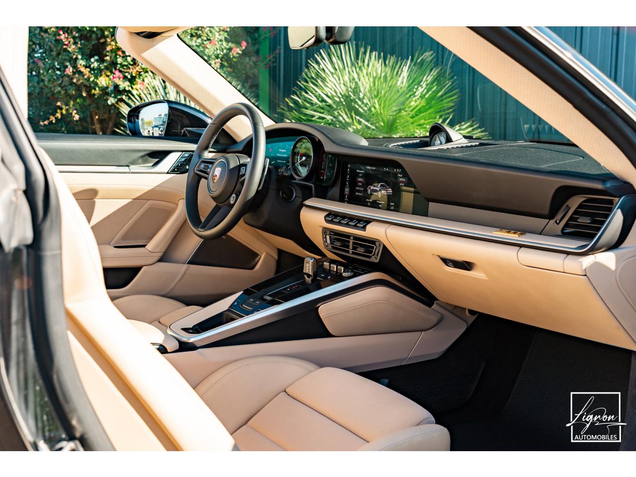 Photo PORSCHE 911 Targa 4S Limited Edition Heritage Design Edition N° 858/992 - à partir de 3000 euros