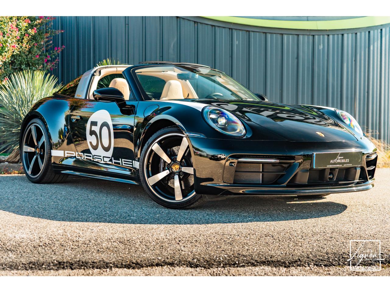 Photo PORSCHE 911 Targa 4S Limited Edition Heritage Design Edition N° 858/992 - à partir de 3000 euros