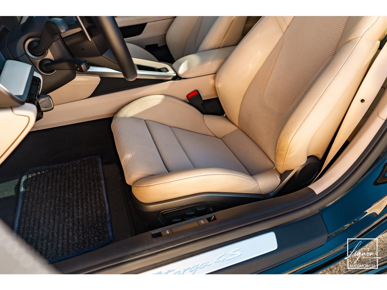 Photo PORSCHE 911 Targa 4S Limited Edition Heritage Design Edition N° 858/992 - à partir de 3000 euros