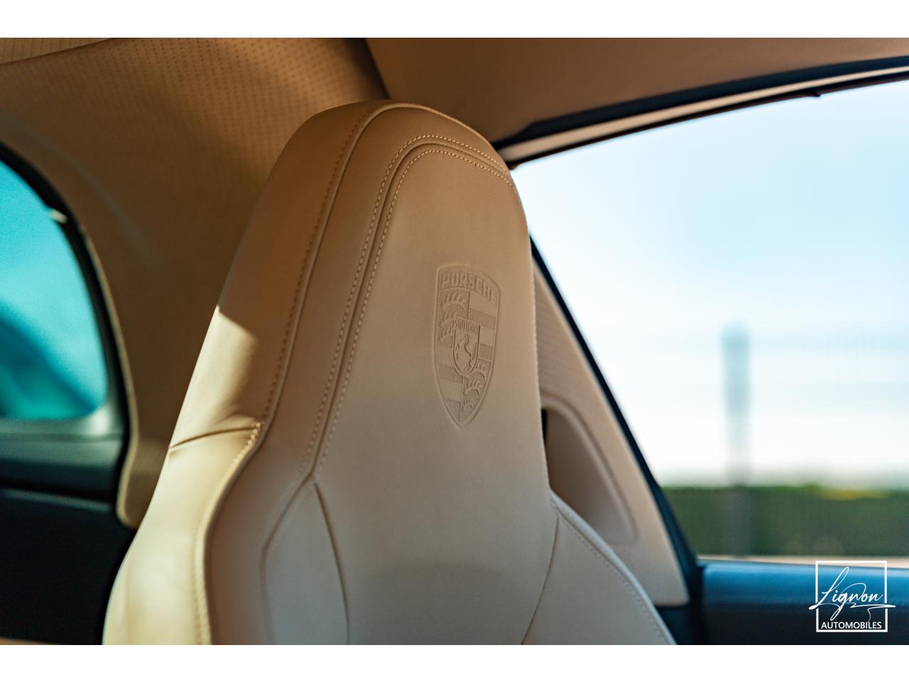 Photo PORSCHE 911 Targa 4S Limited Edition Heritage Design Edition N° 858/992 - à partir de 3000 euros