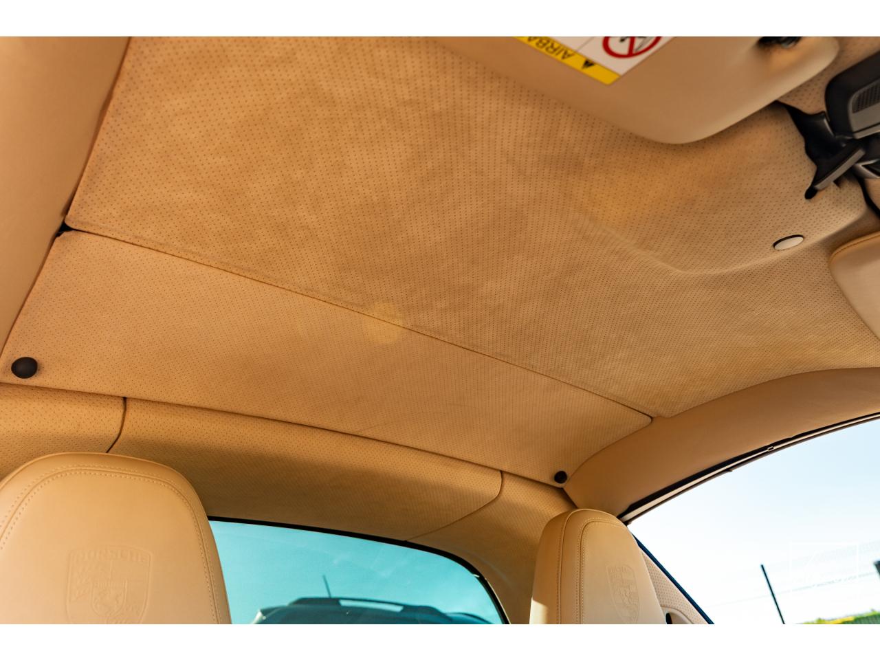 Photo PORSCHE 911 Targa 4S Limited Edition Heritage Design Edition N° 858/992 - à partir de 3000 euros