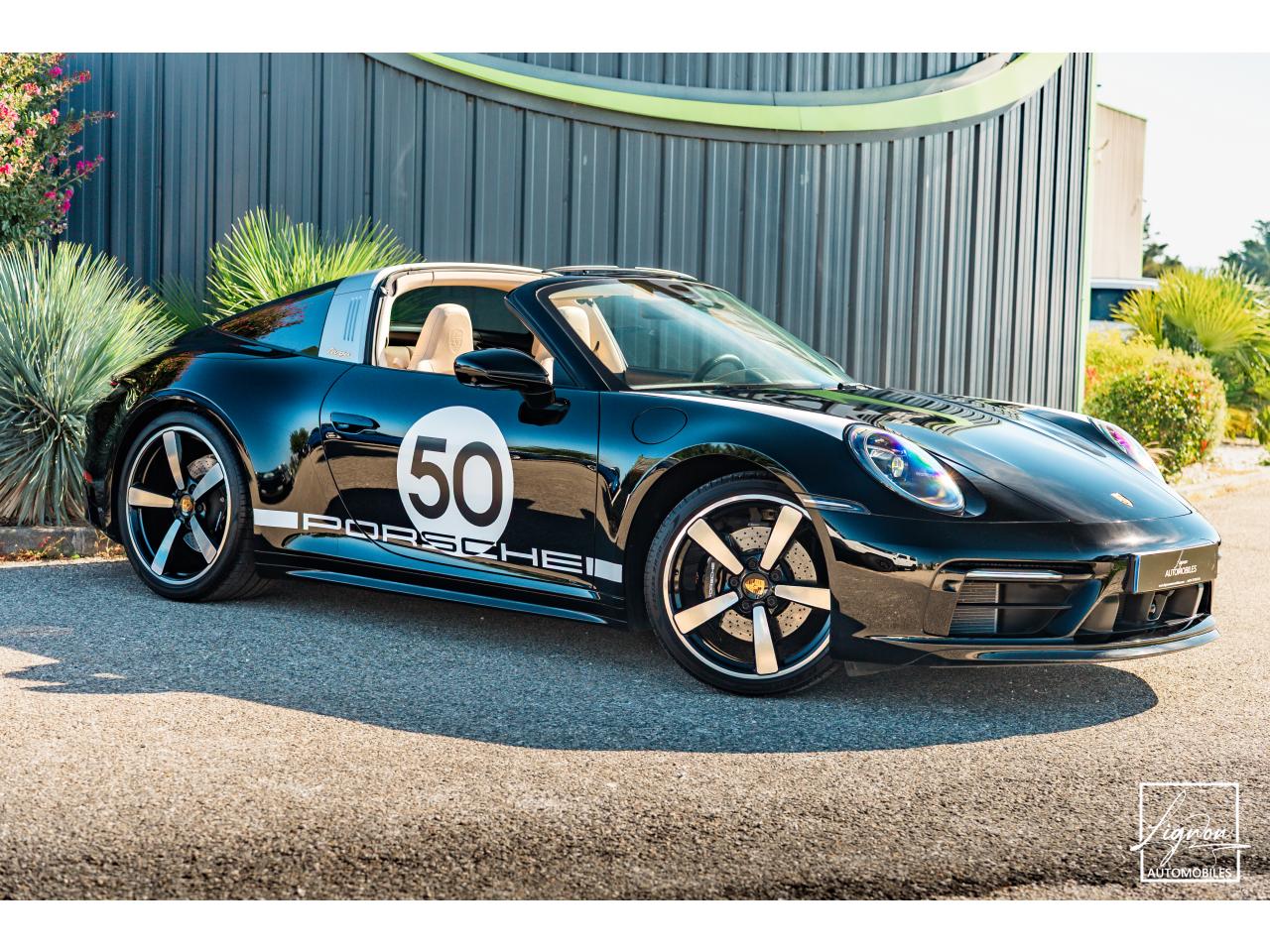 Photo PORSCHE 911 Targa 4S Limited Edition Heritage Design Edition N° 858/992 - à partir de 3000 euros