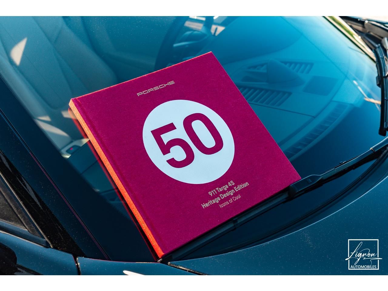 Photo PORSCHE 911 Targa 4S Limited Edition Heritage Design Edition N° 858/992 - à partir de 3000 euros