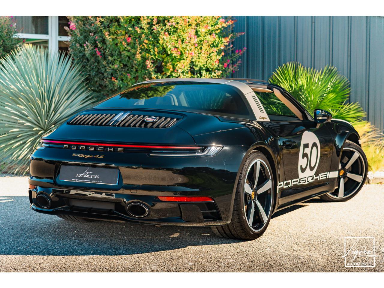 Photo PORSCHE 911 Targa 4S Limited Edition Heritage Design Edition N° 858/992 - à partir de 3000 euros