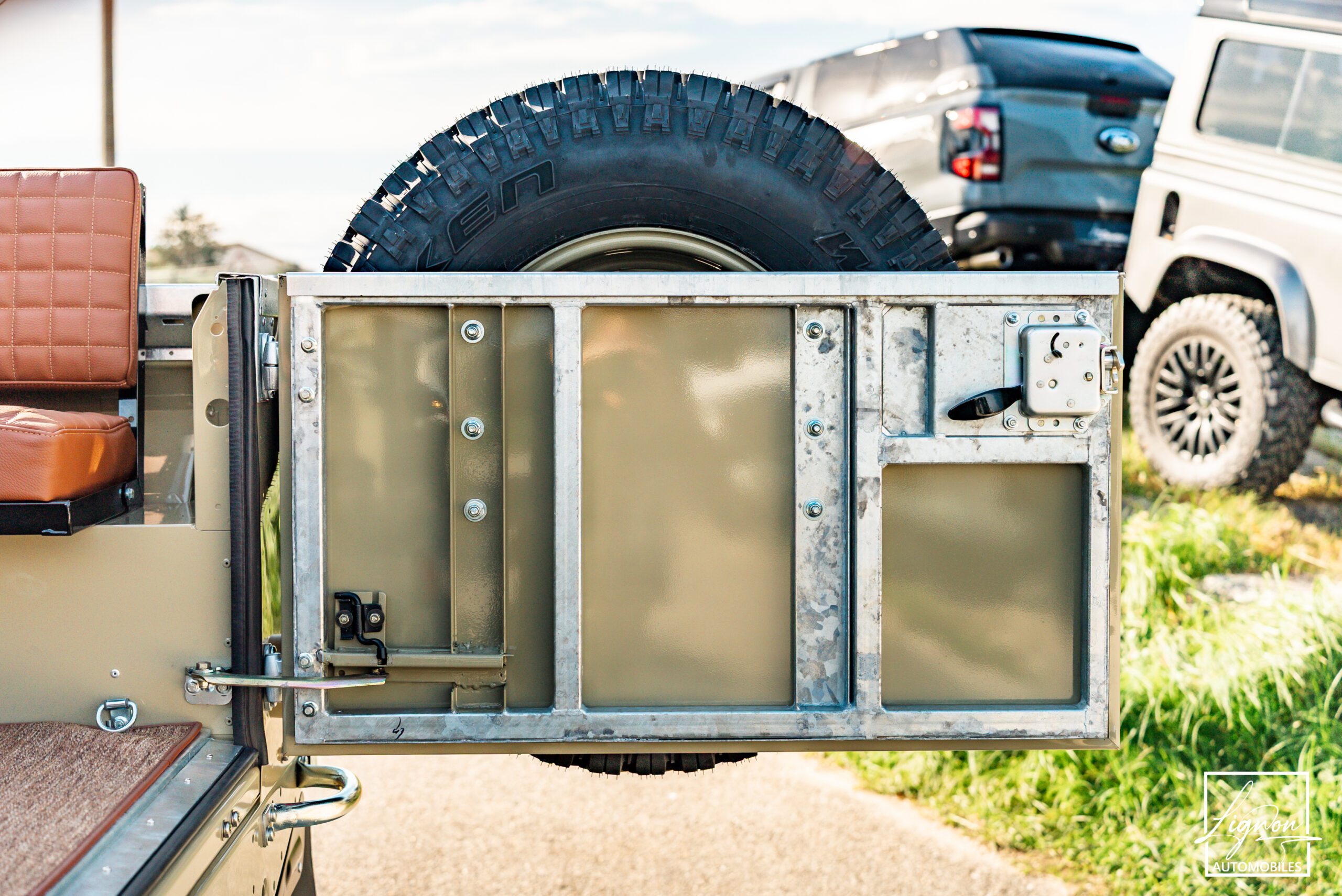 Photo Land Rover Defender 90 td5 "Daktari Beige"