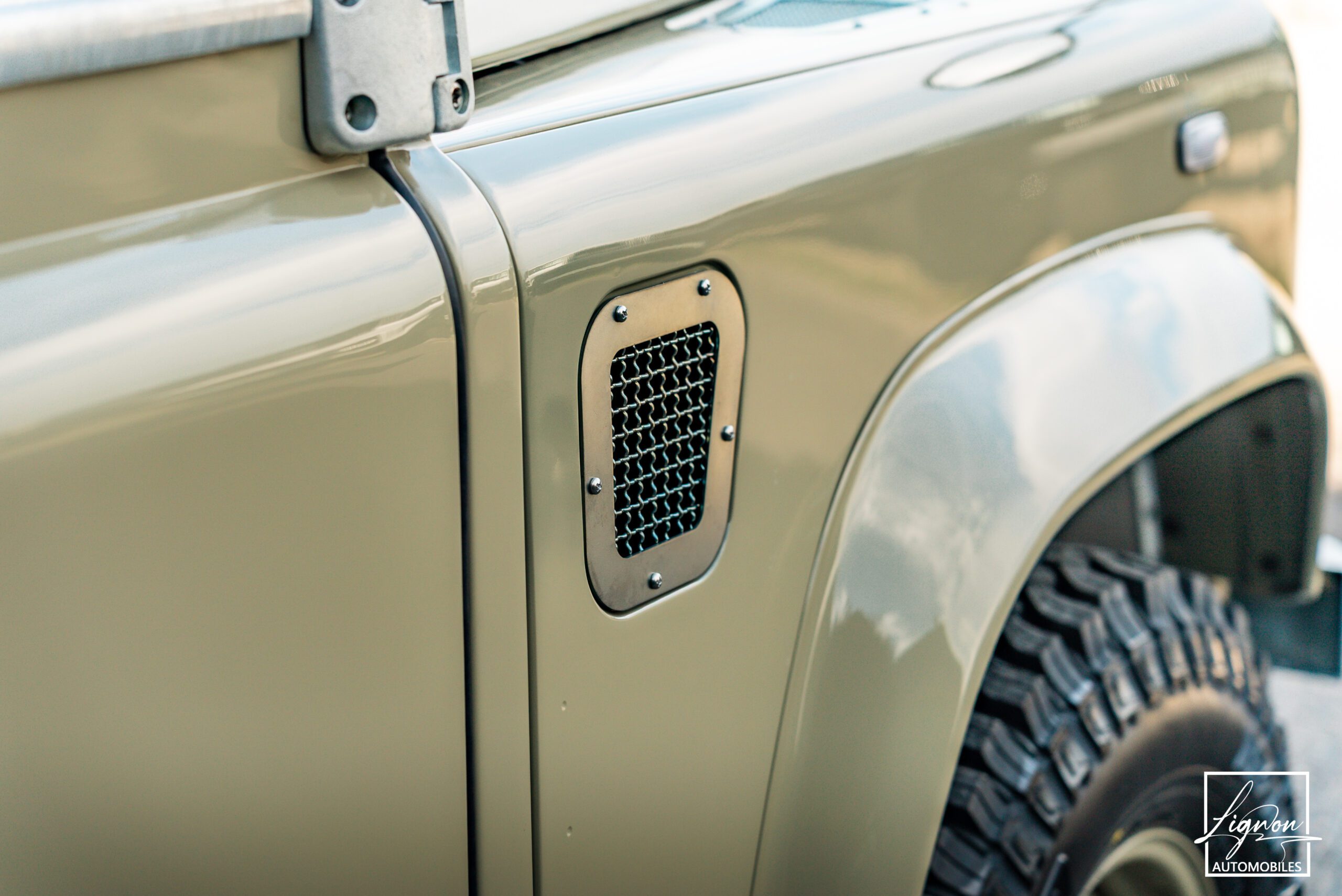 Photo Land Rover Defender 90 td5 "Daktari Beige"