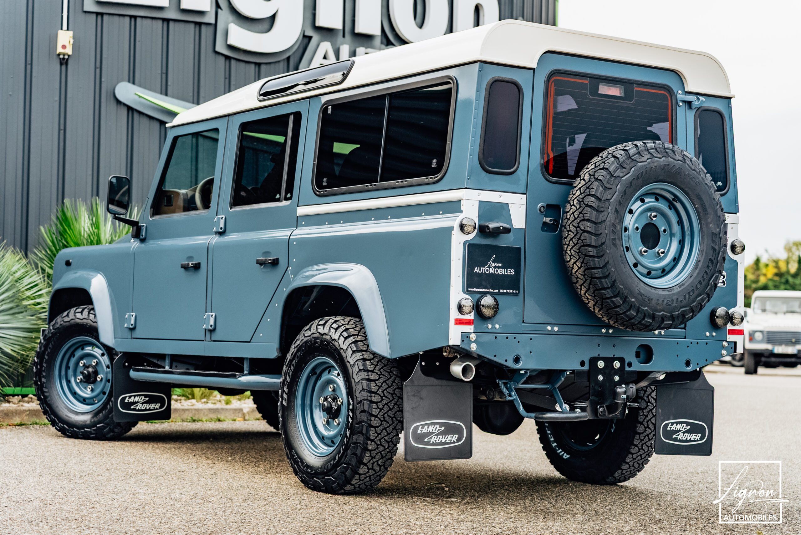 Photo Land Rover Defender 110 SW 2.2 7 Places "R.A.F Blue"