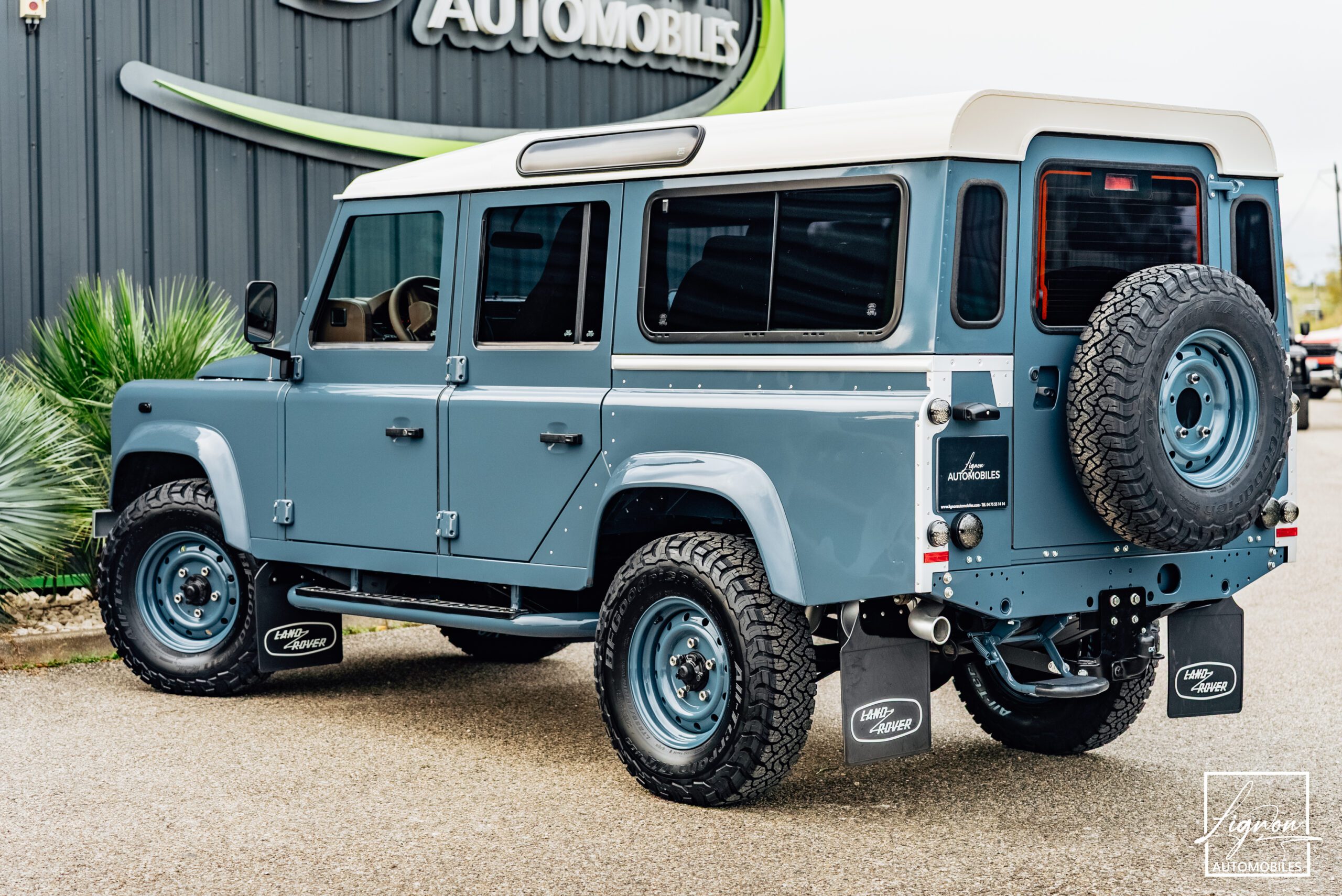 Photo Land Rover Defender 110 SW 2.2 7 Places "R.A.F Blue"