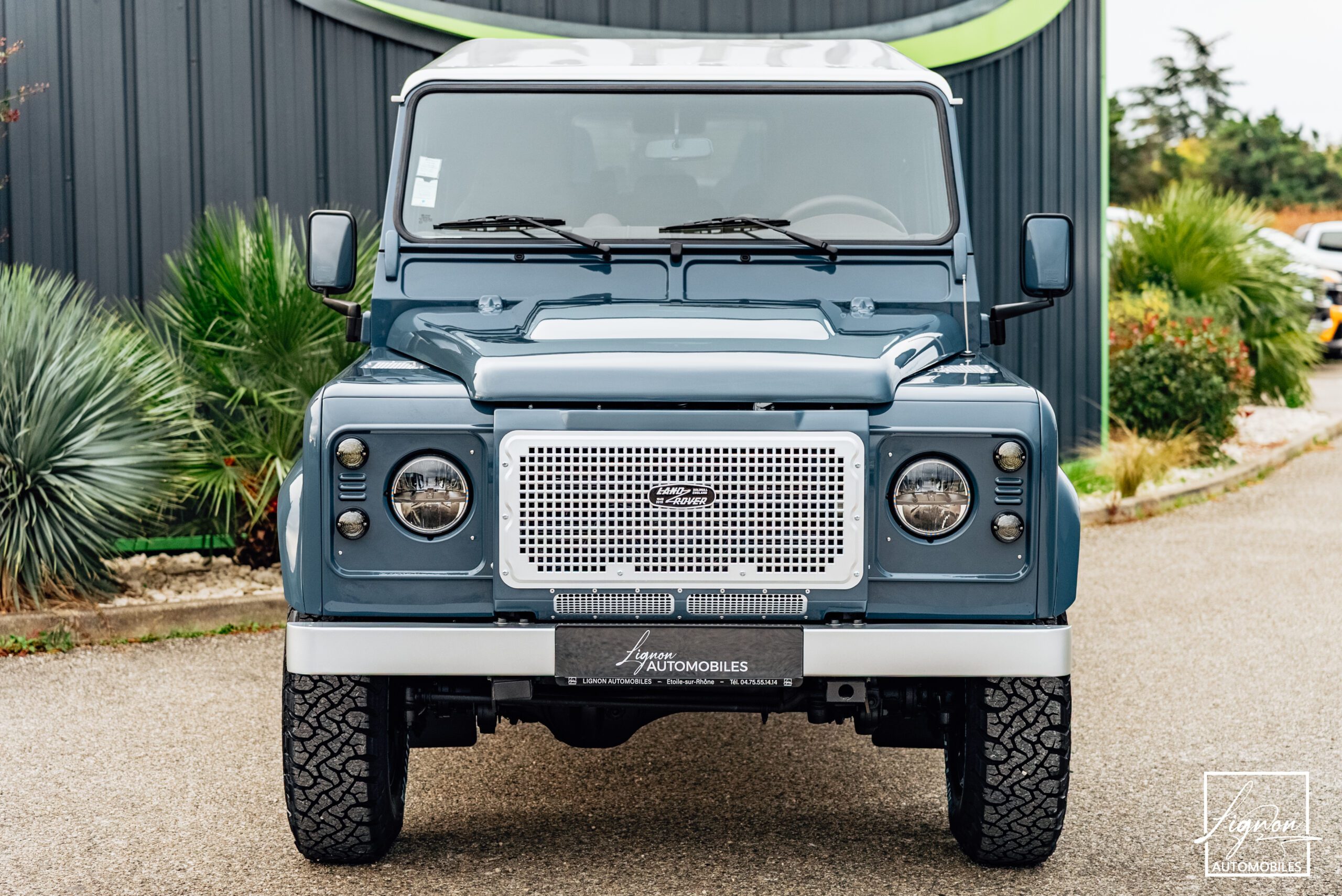 Photo Land Rover Defender 110 SW 2.2 7 Places "R.A.F Blue"