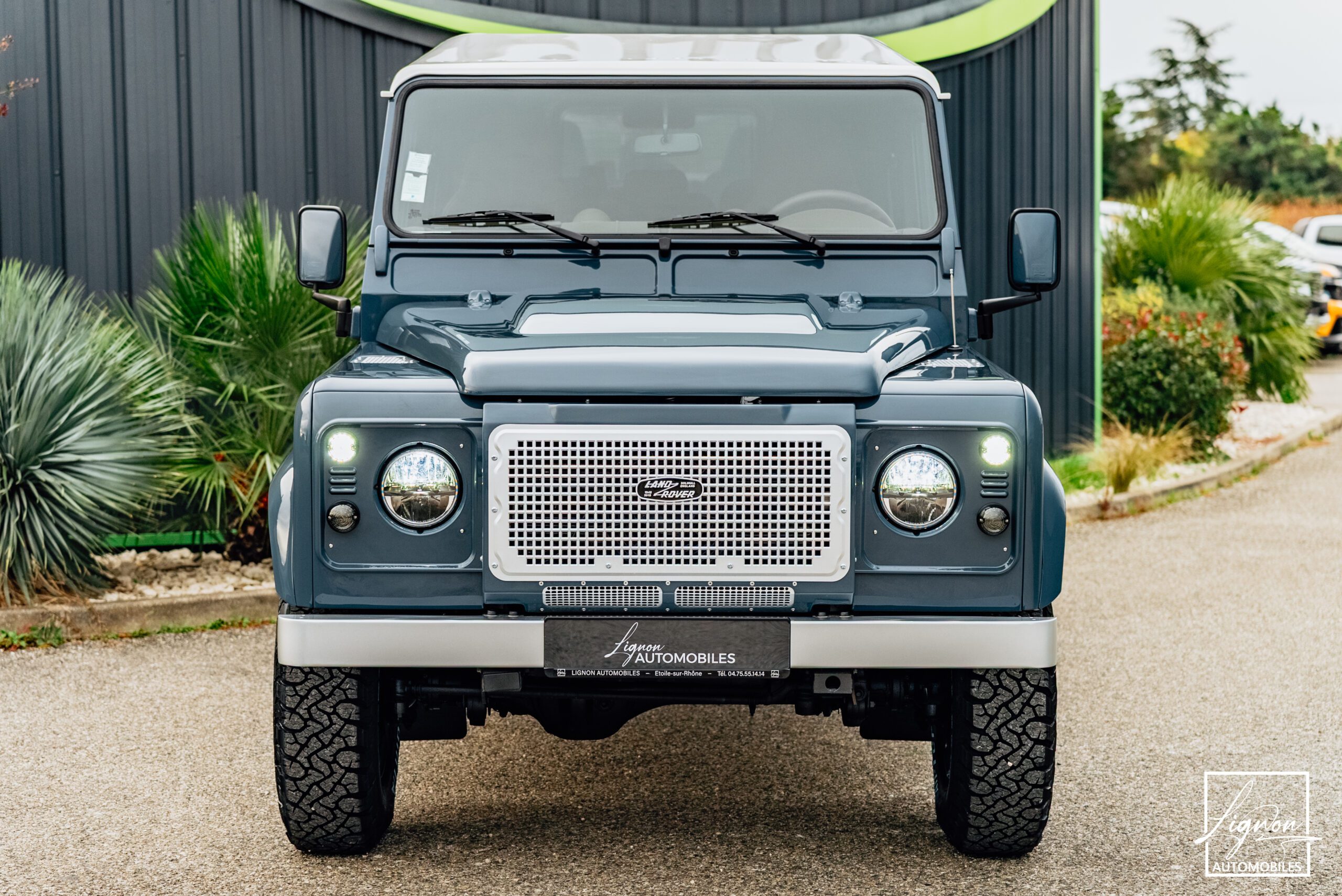 Photo Land Rover Defender 110 SW 2.2 7 Places "R.A.F Blue"