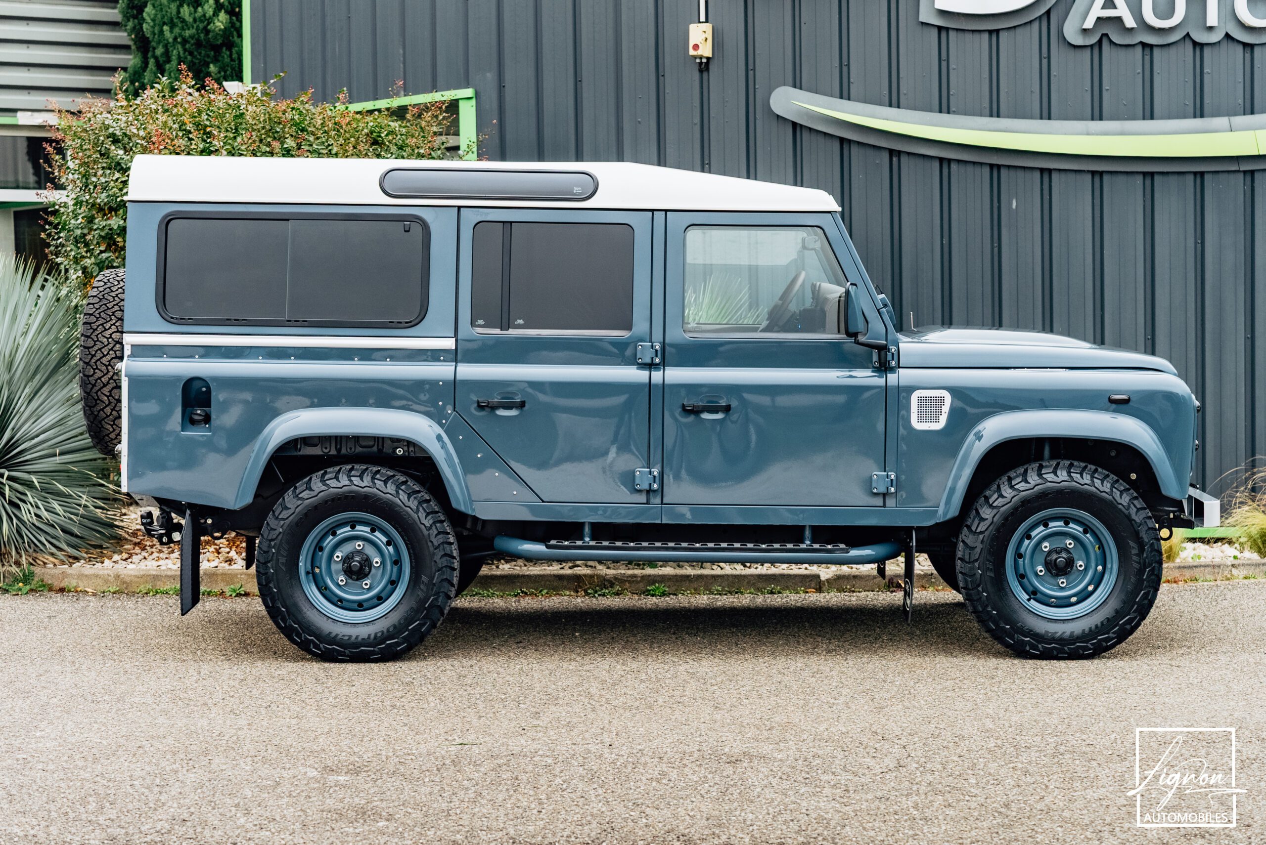 Photo Land Rover Defender 110 SW 2.2 7 Places "R.A.F Blue"