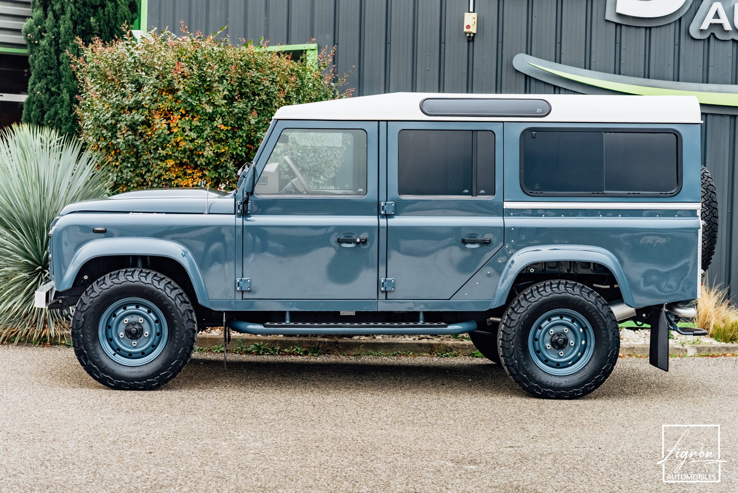 Photo Land Rover Defender 110 SW 2.2 7 Places "R.A.F Blue"