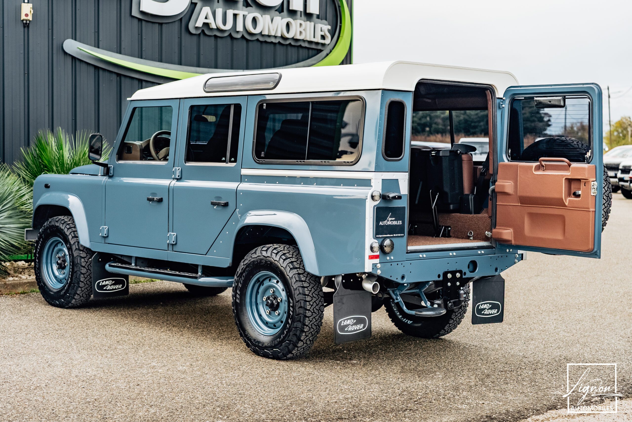 Photo Land Rover Defender 110 SW 2.2 7 Places "R.A.F Blue"
