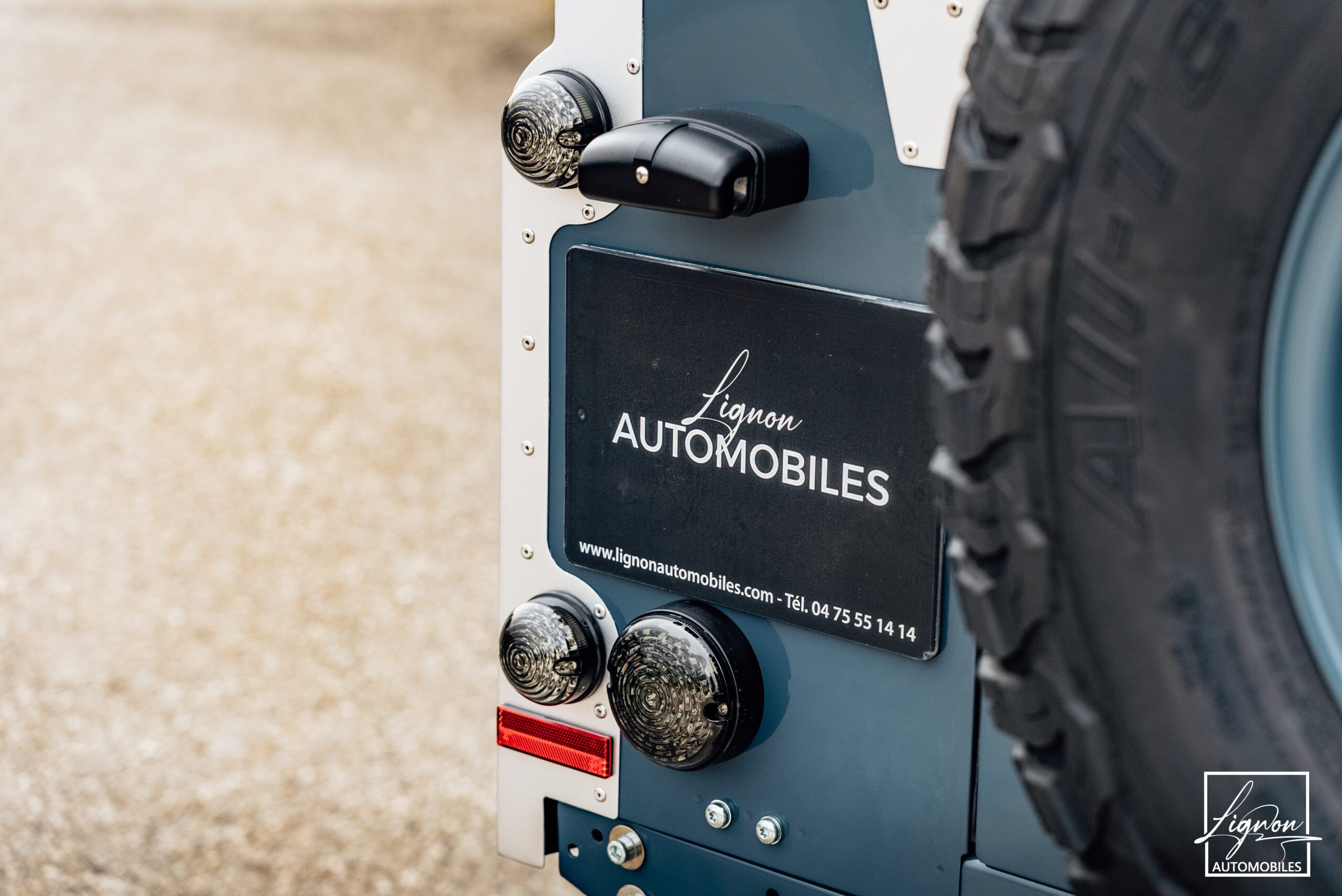 Photo Land Rover Defender 110 SW 2.2 7 Places "R.A.F Blue"