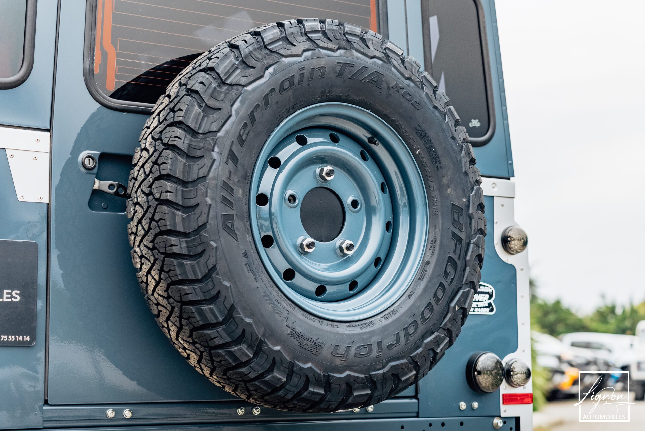 Photo Land Rover Defender 110 SW 2.2 7 Places "R.A.F Blue"