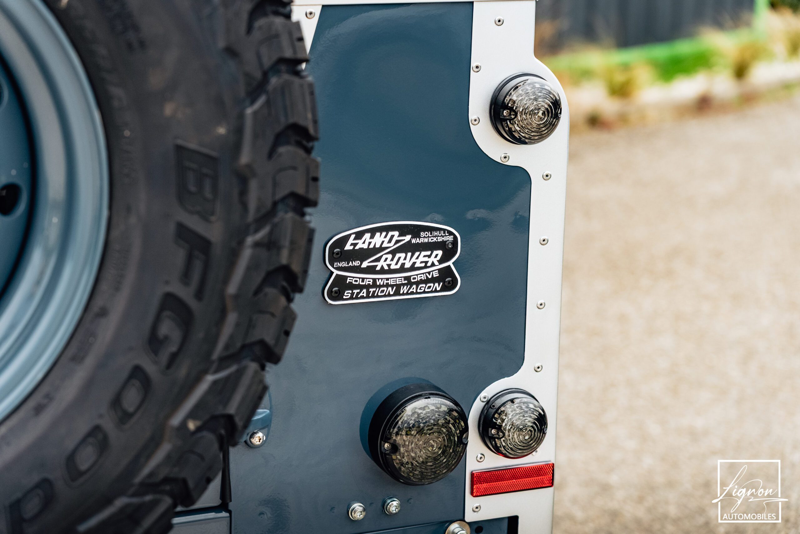 Photo Land Rover Defender 110 SW 2.2 7 Places "R.A.F Blue"