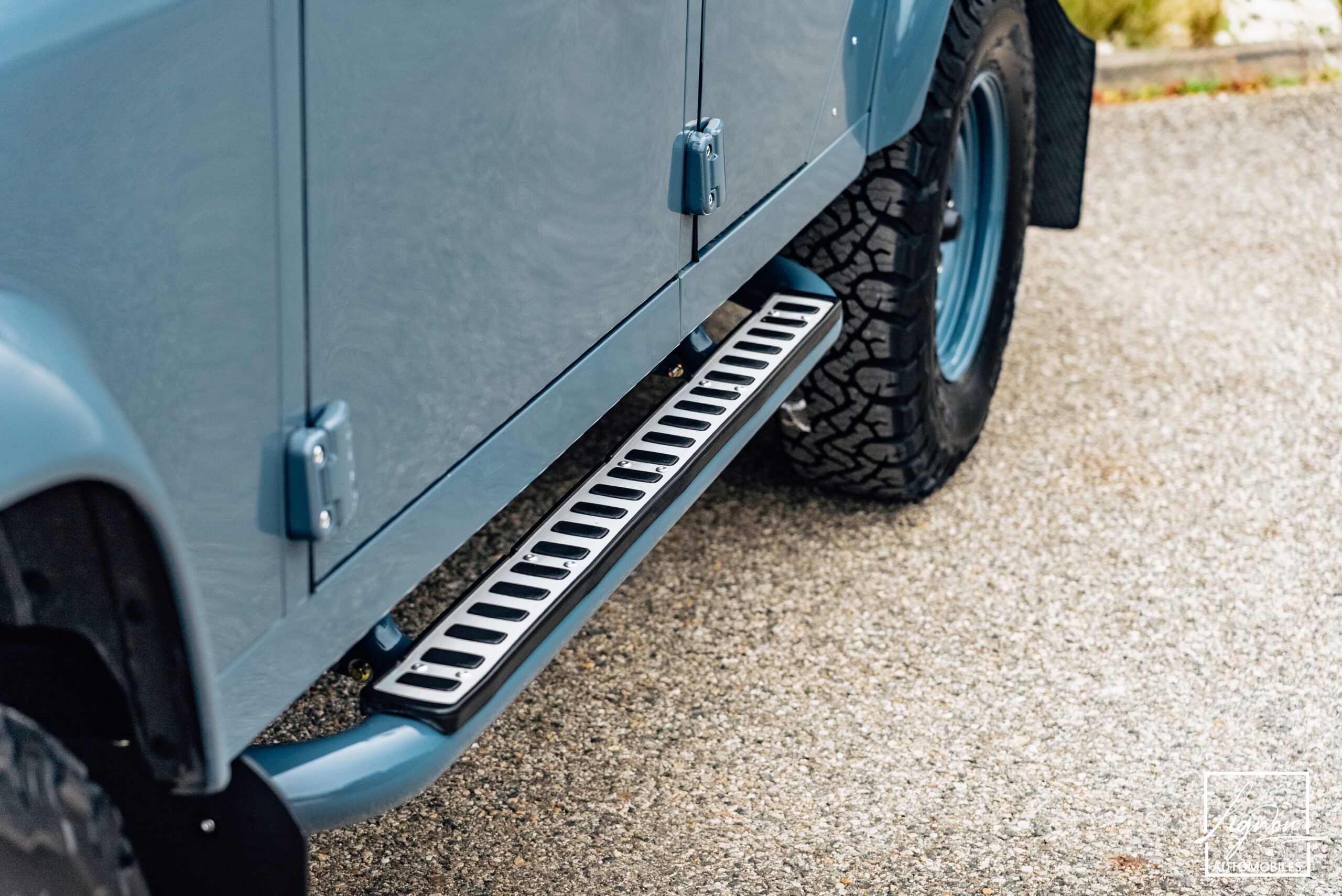 Photo Land Rover Defender 110 SW 2.2 7 Places "R.A.F Blue"