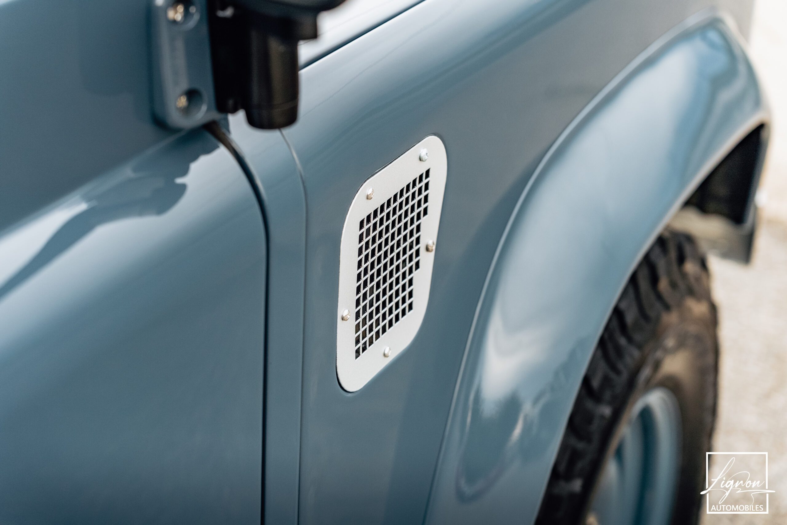 Photo Land Rover Defender 110 SW 2.2 7 Places "R.A.F Blue"