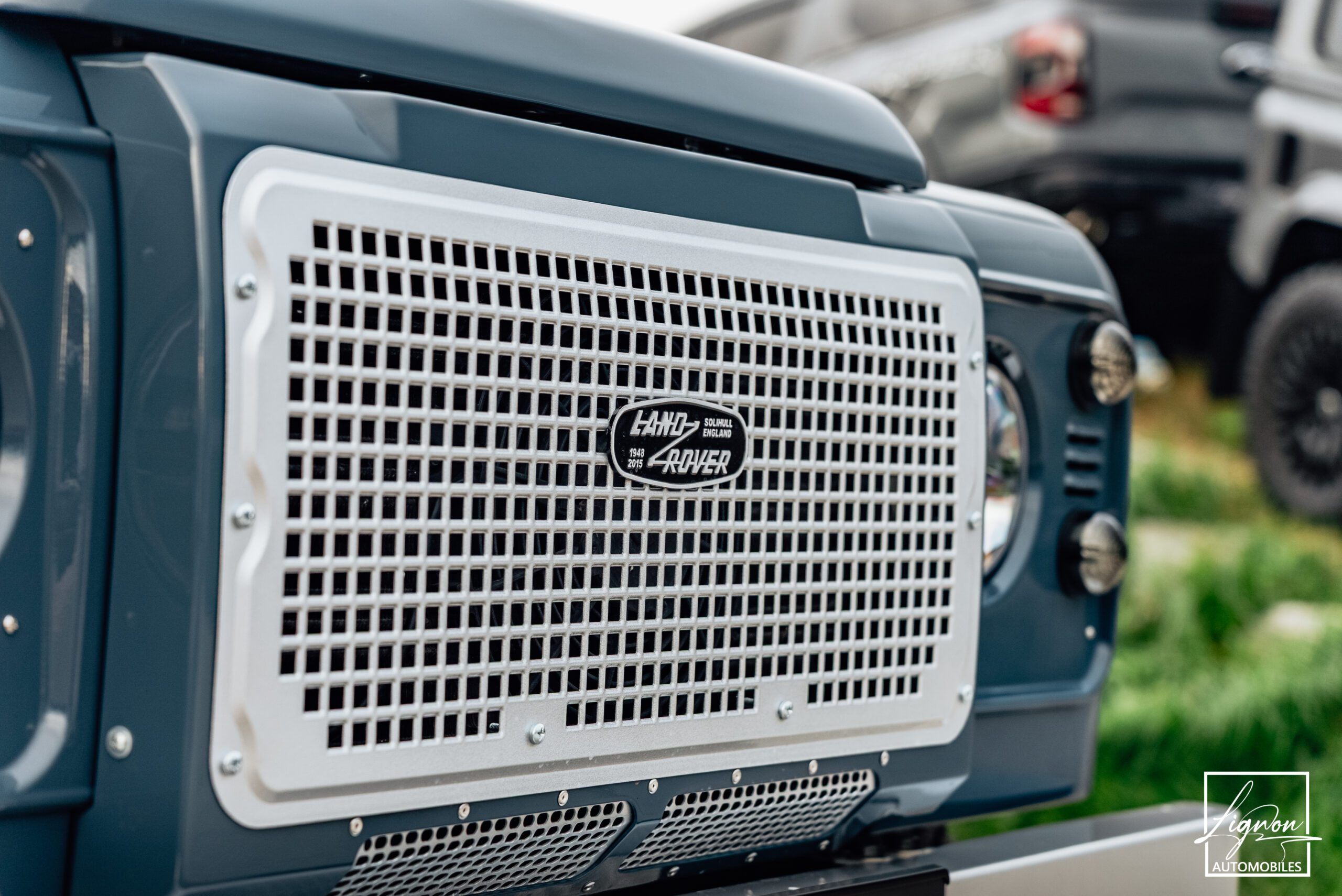 Photo Land Rover Defender 110 SW 2.2 7 Places "R.A.F Blue"