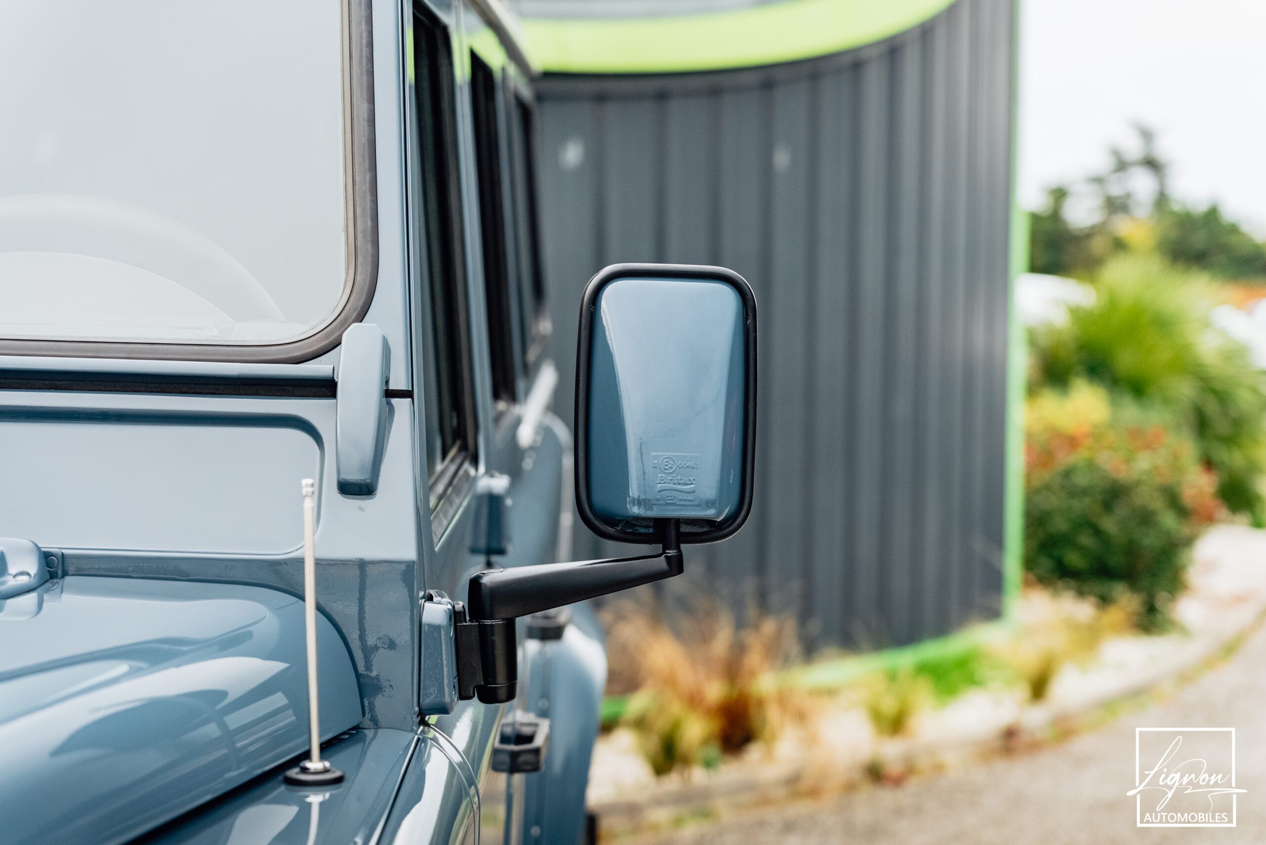 Photo Land Rover Defender 110 SW 2.2 7 Places "R.A.F Blue"