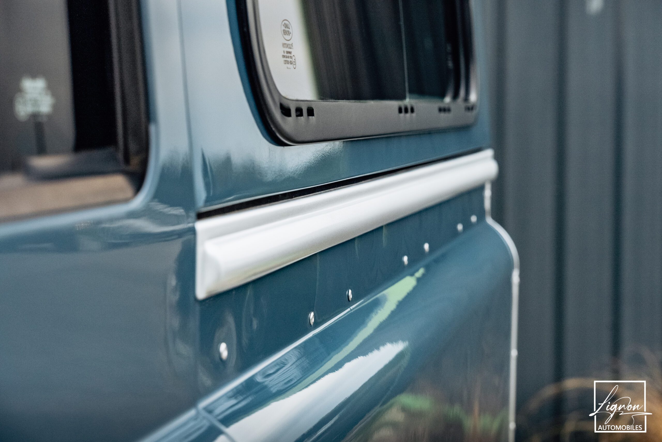 Photo Land Rover Defender 110 SW 2.2 7 Places "R.A.F Blue"
