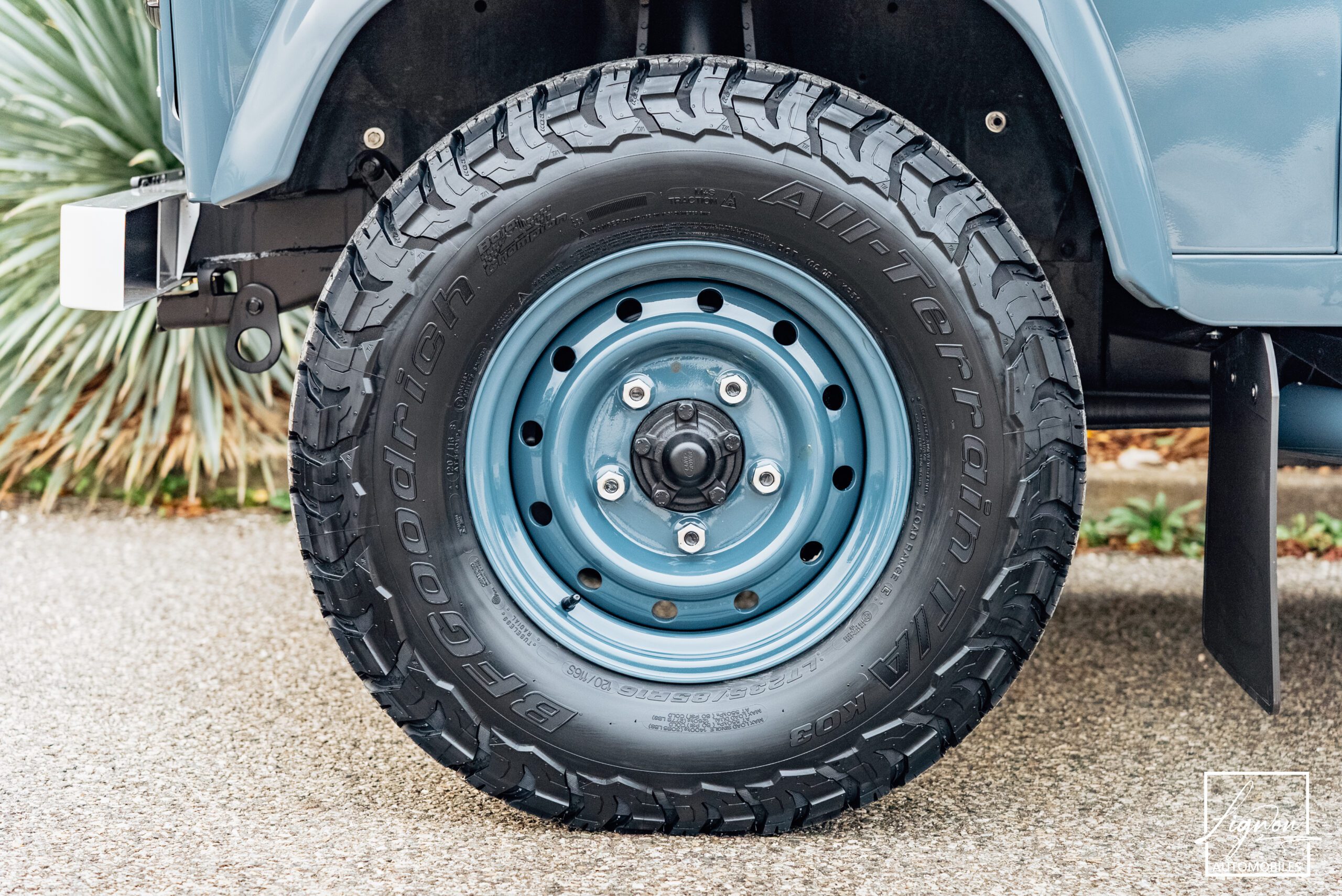 Photo Land Rover Defender 110 SW 2.2 7 Places "R.A.F Blue"