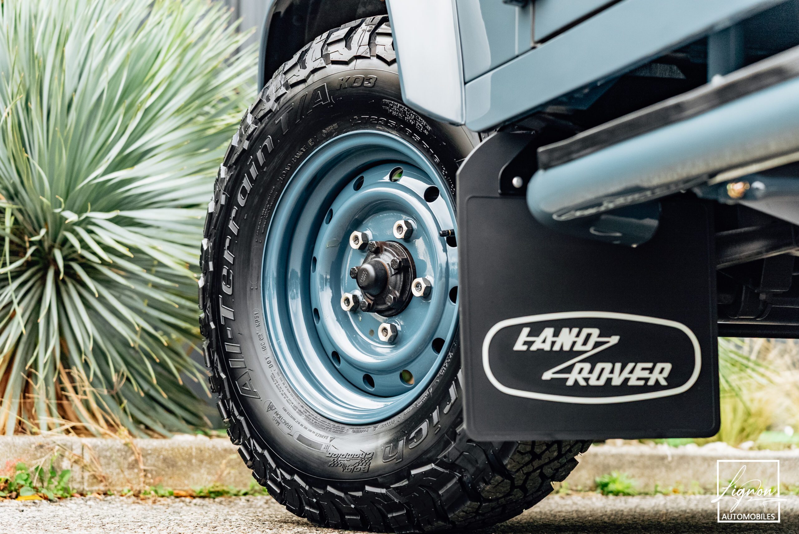 Photo Land Rover Defender 110 SW 2.2 7 Places "R.A.F Blue"