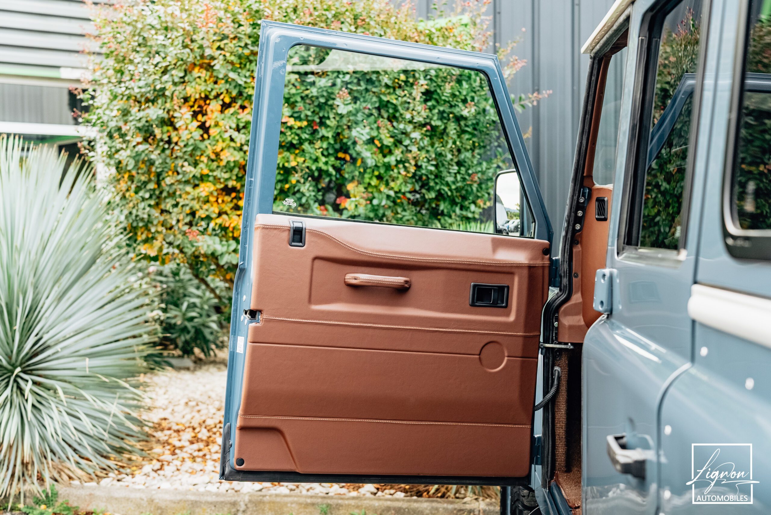Photo Land Rover Defender 110 SW 2.2 7 Places "R.A.F Blue"