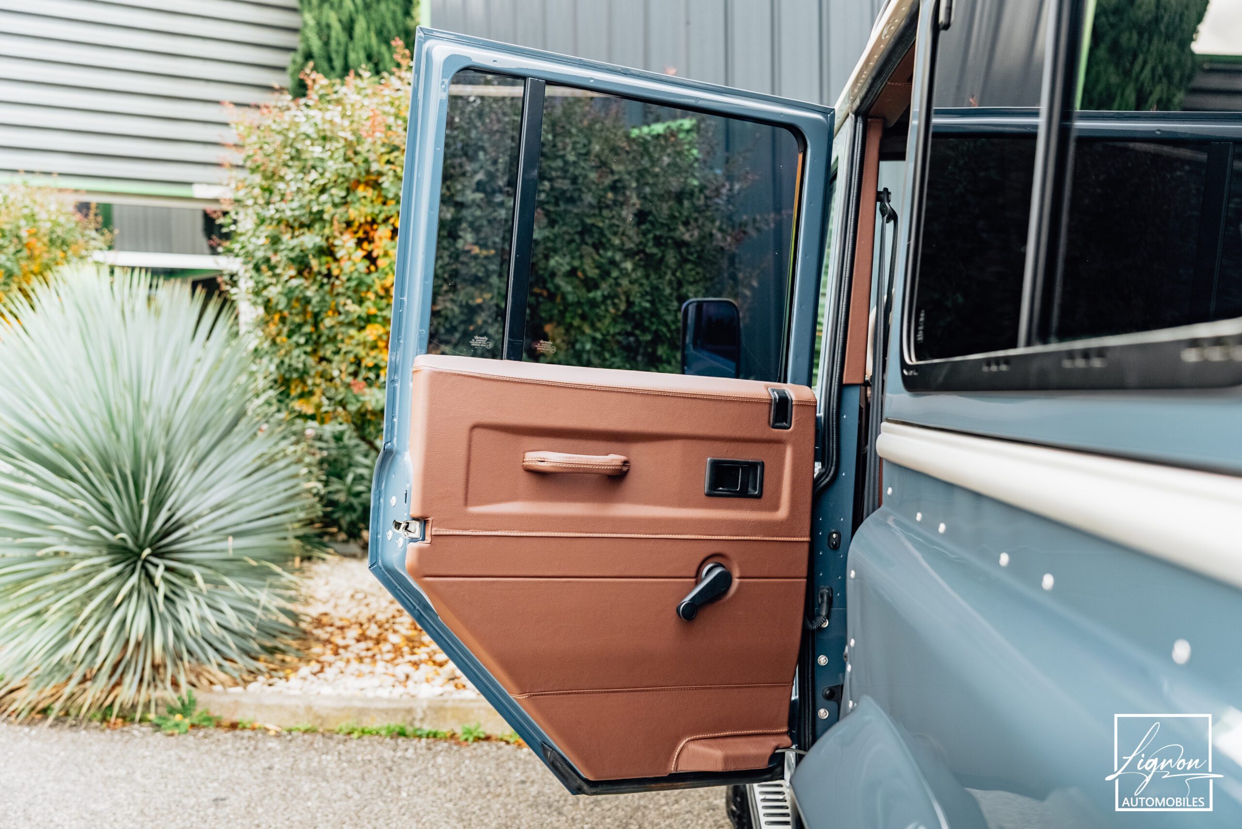 Photo Land Rover Defender 110 SW 2.2 7 Places "R.A.F Blue"