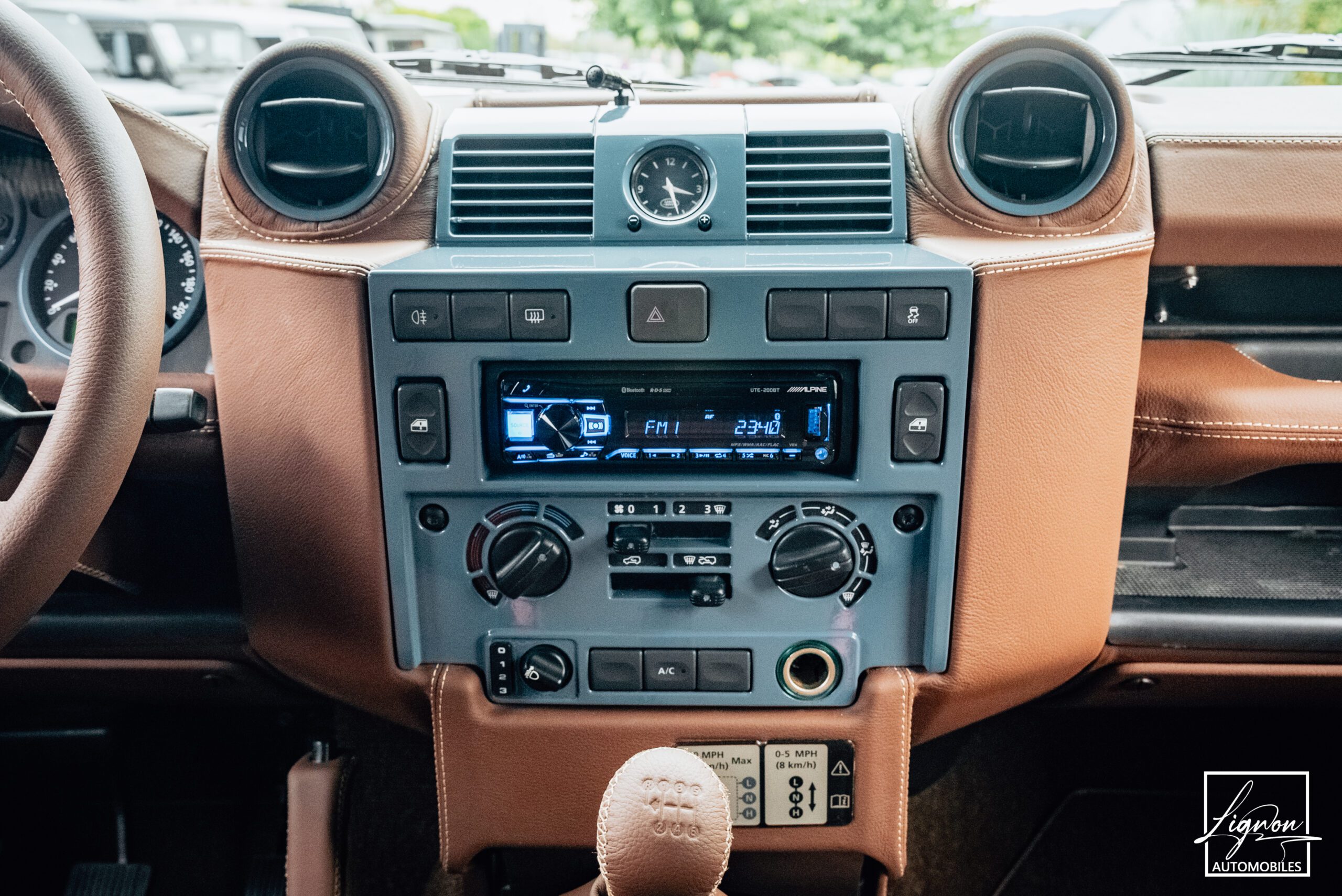 Photo Land Rover Defender 110 SW 2.2 7 Places "R.A.F Blue"