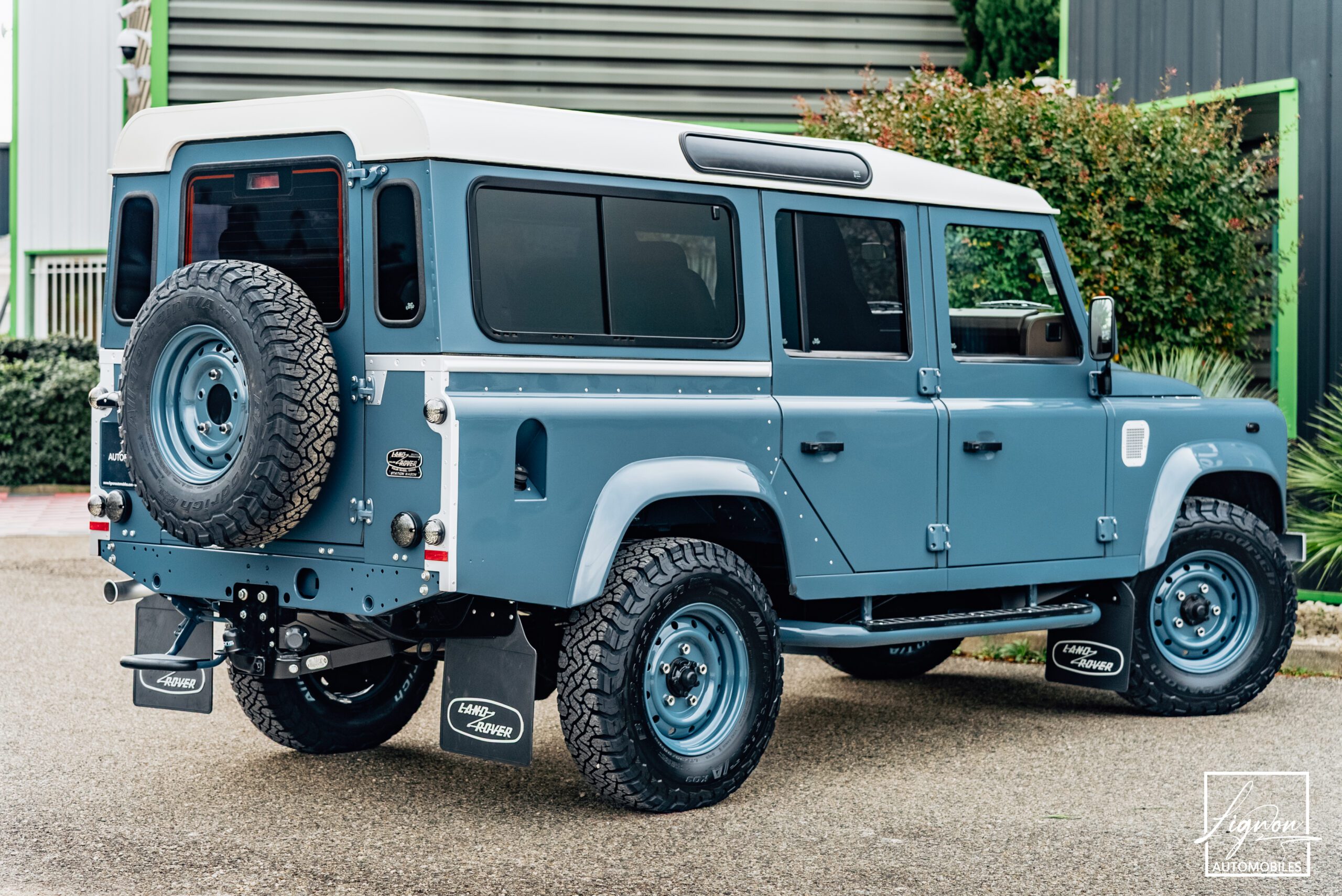 Photo Land Rover Defender 110 SW 2.2 7 Places "R.A.F Blue"