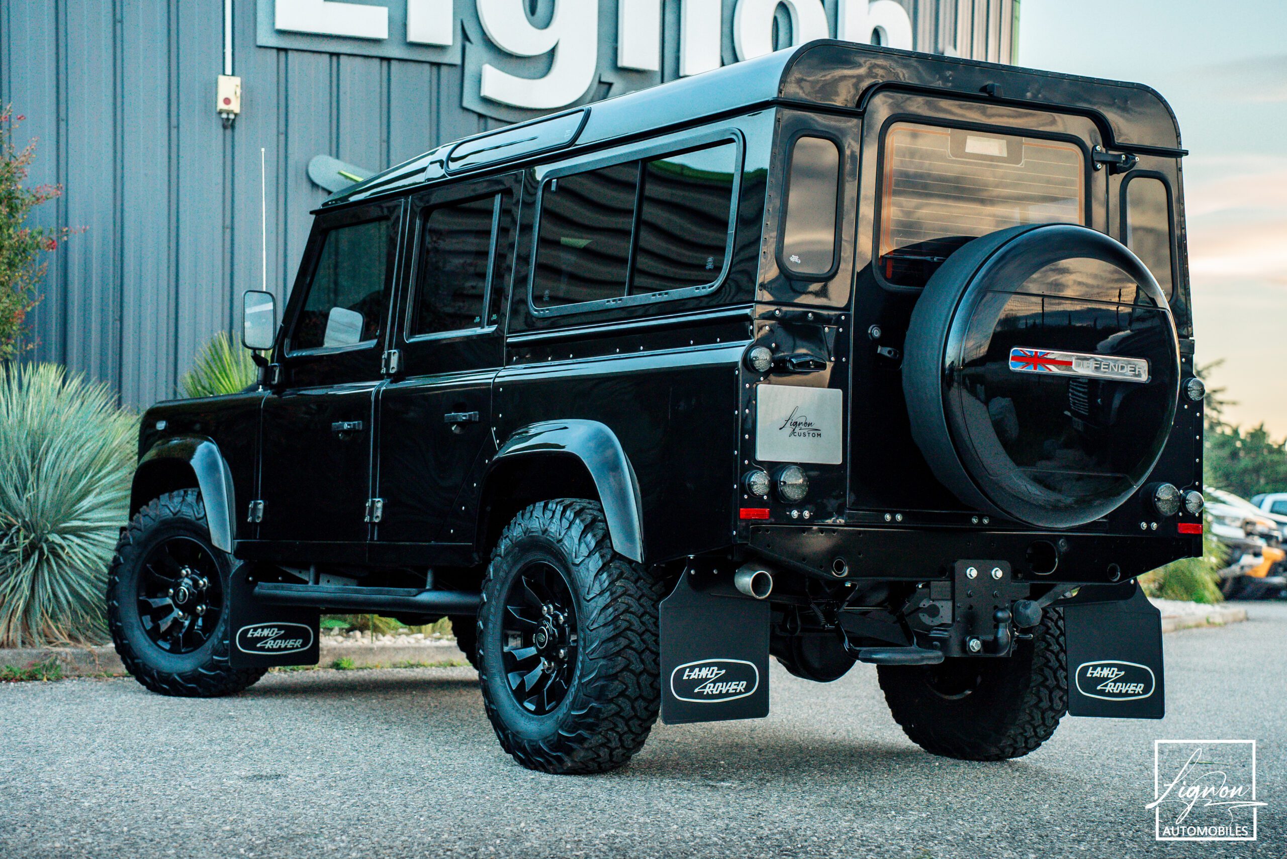 Photo Land Rover Defender "Midgnight Edition" 110 td4 SW 5 places 