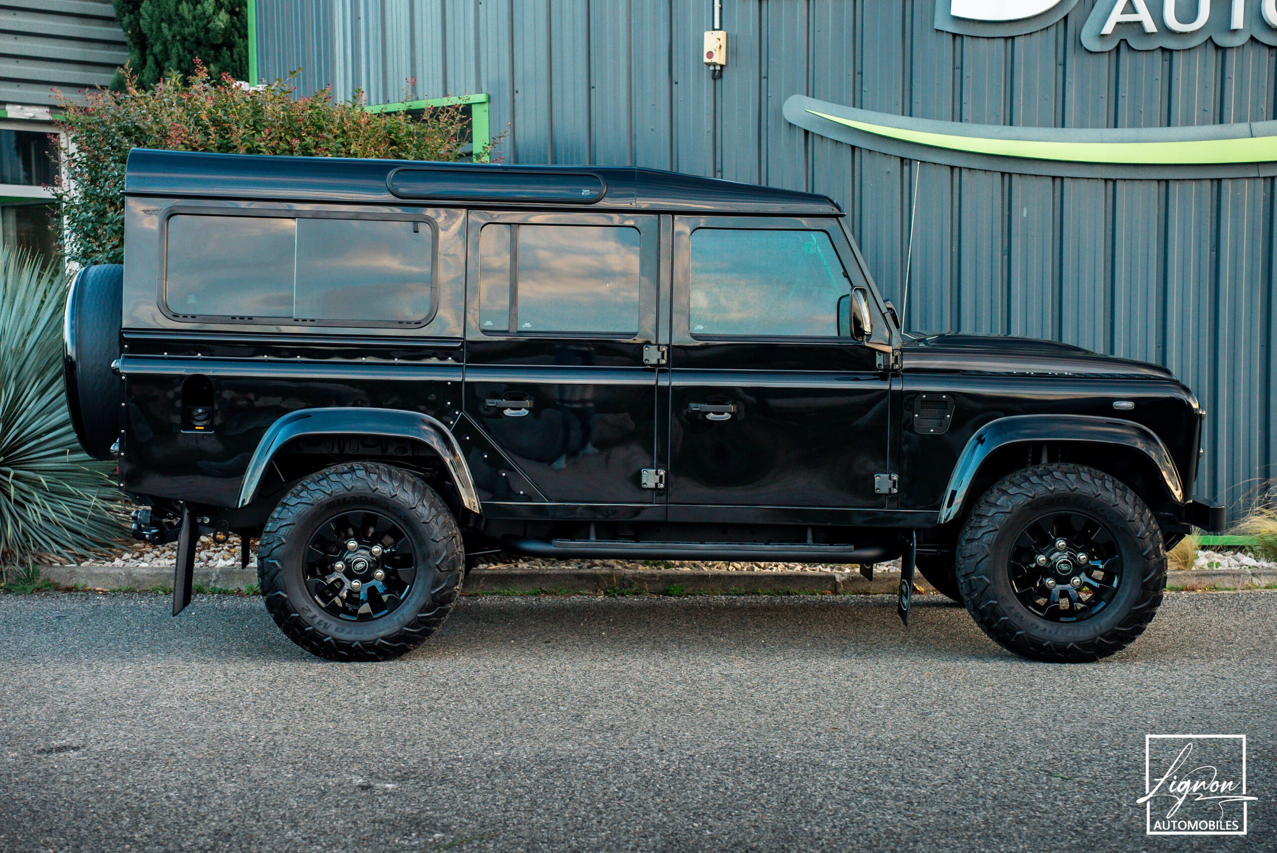 Photo Land Rover Defender "Midgnight Edition" 110 td4 SW 5 places 