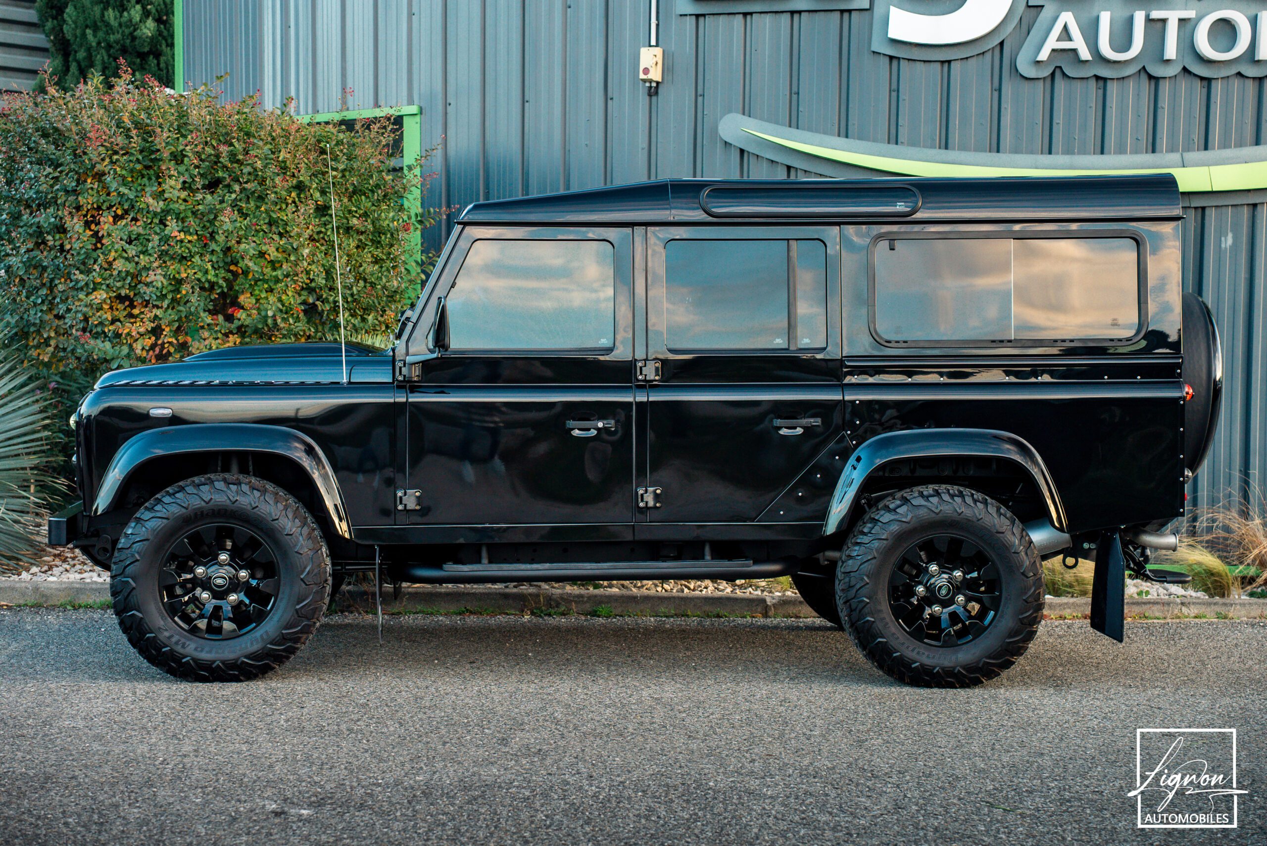 Photo Land Rover Defender "Midgnight Edition" 110 td4 SW 5 places 